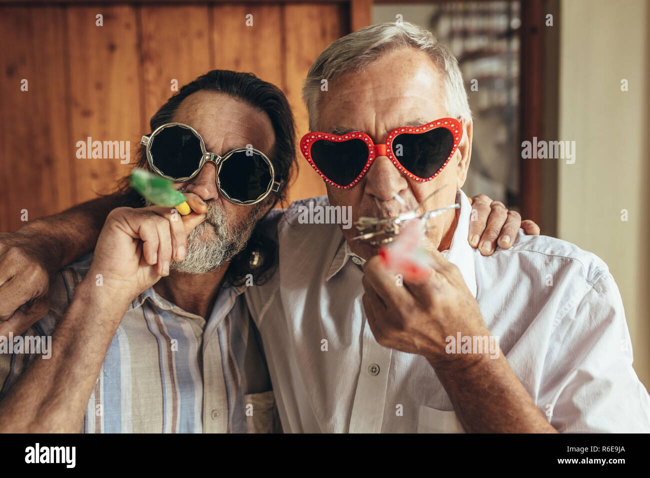 Deux vieillards humour Banque de photographies et d'images à haute  résolution - Alamy