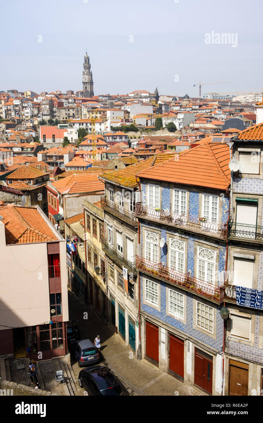 Porto, Portugal - 16 septembre 2018 : toits de la ville de Porto et de la Tour des Clercs magnifique dans l'arrière-plan, Porto Portugal Banque D'Images