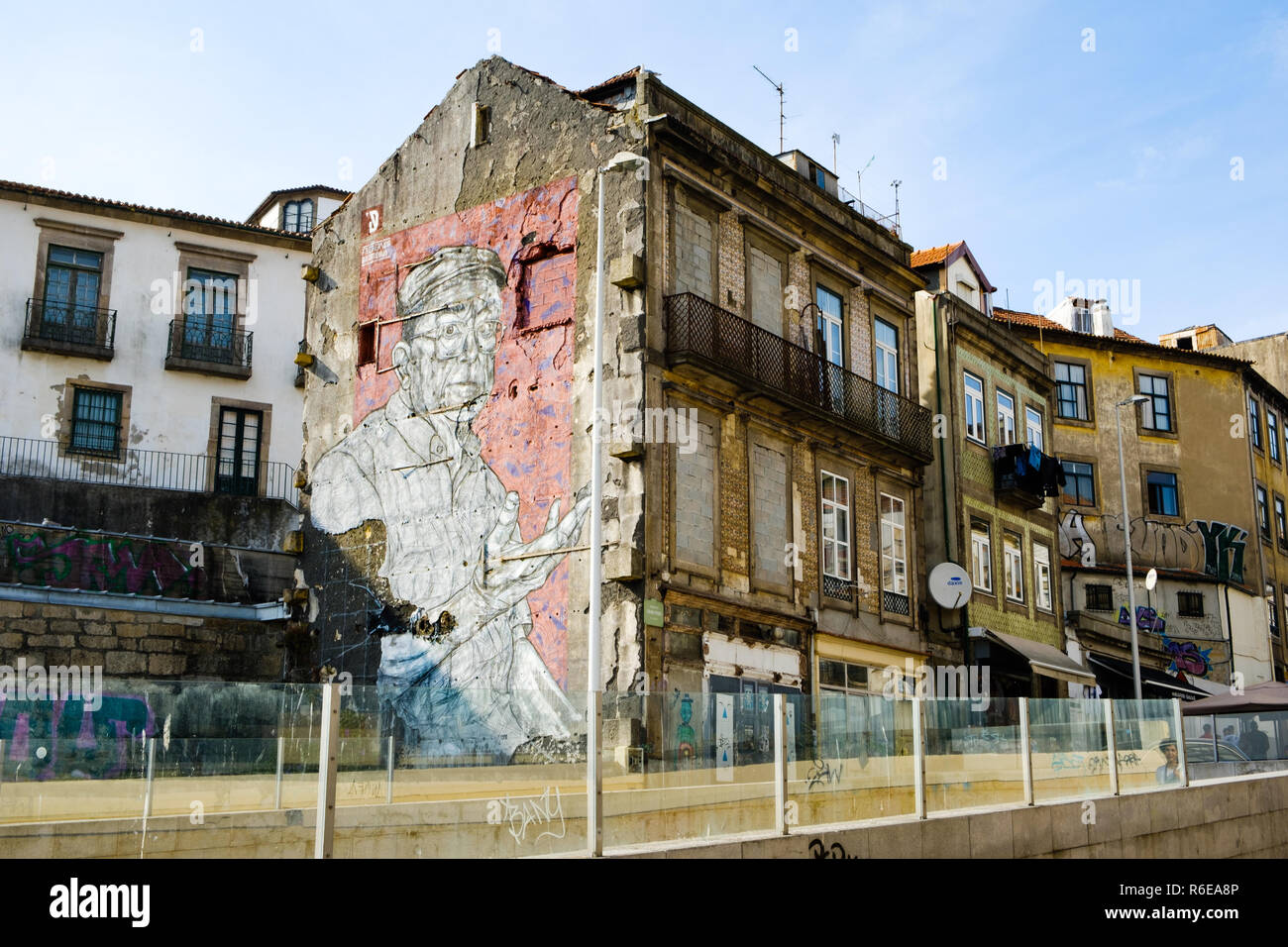 Porto, Portugal - 16 septembre 2018 : Maison des graffitis dans la ville de Porto, Portugal Banque D'Images