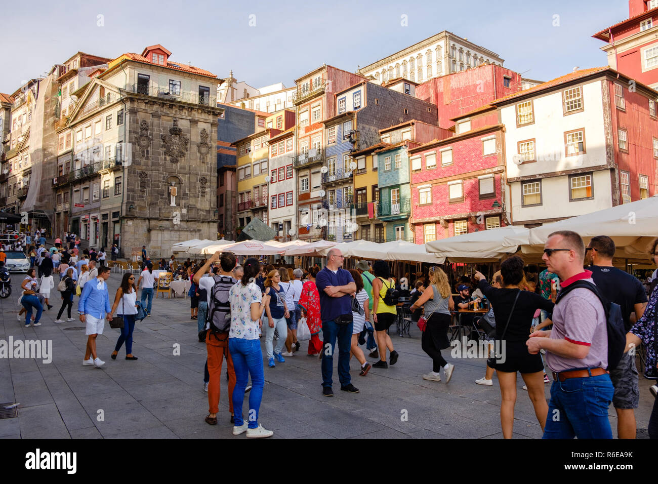 Porto, Portugal - 16 septembre 2018 : animation de la place Ribeira un dimanche après-midi avec sa belle architecture, Porto Portugal Banque D'Images