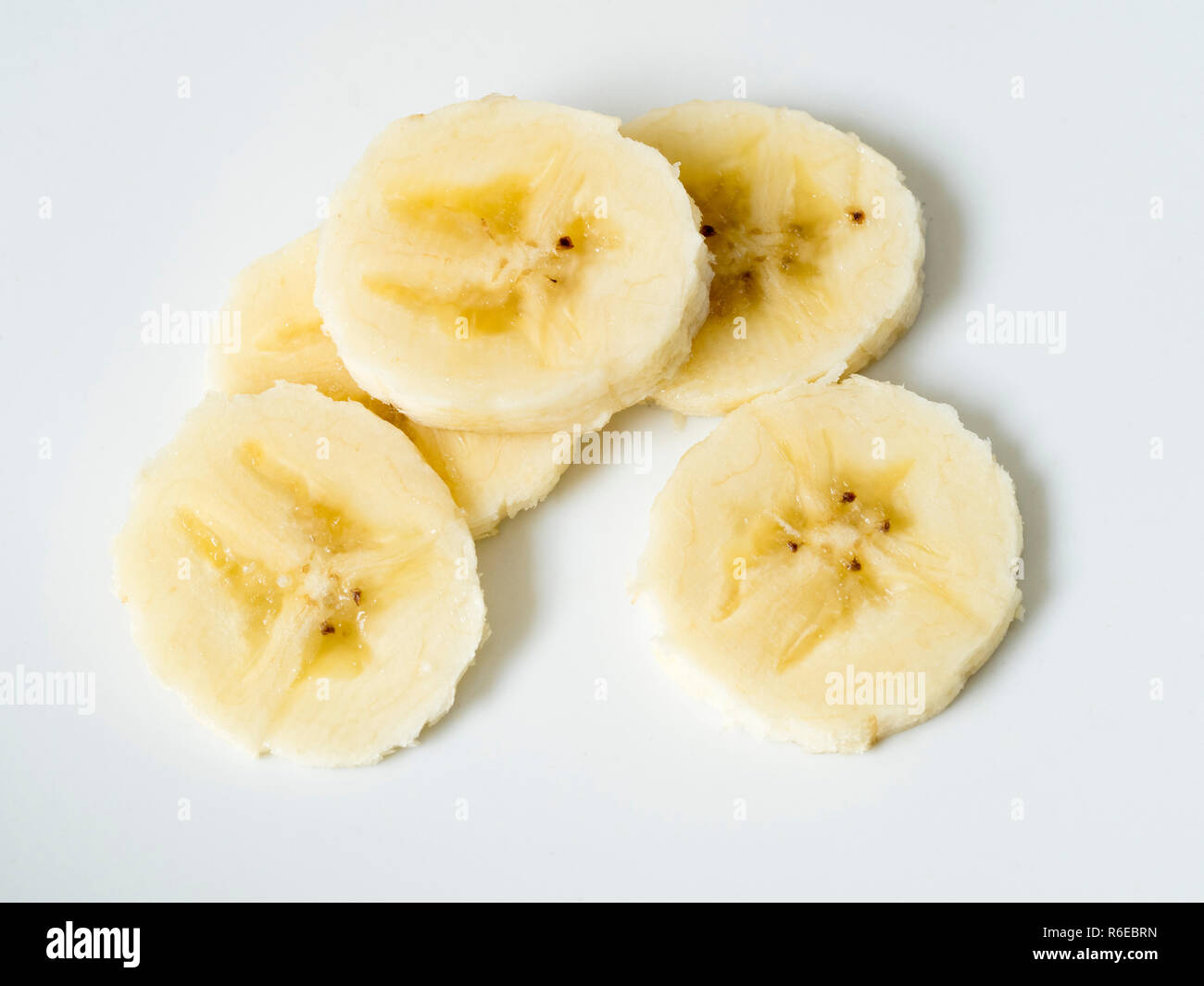 Close up de tranches de banane sur une plaque blanche Banque D'Images