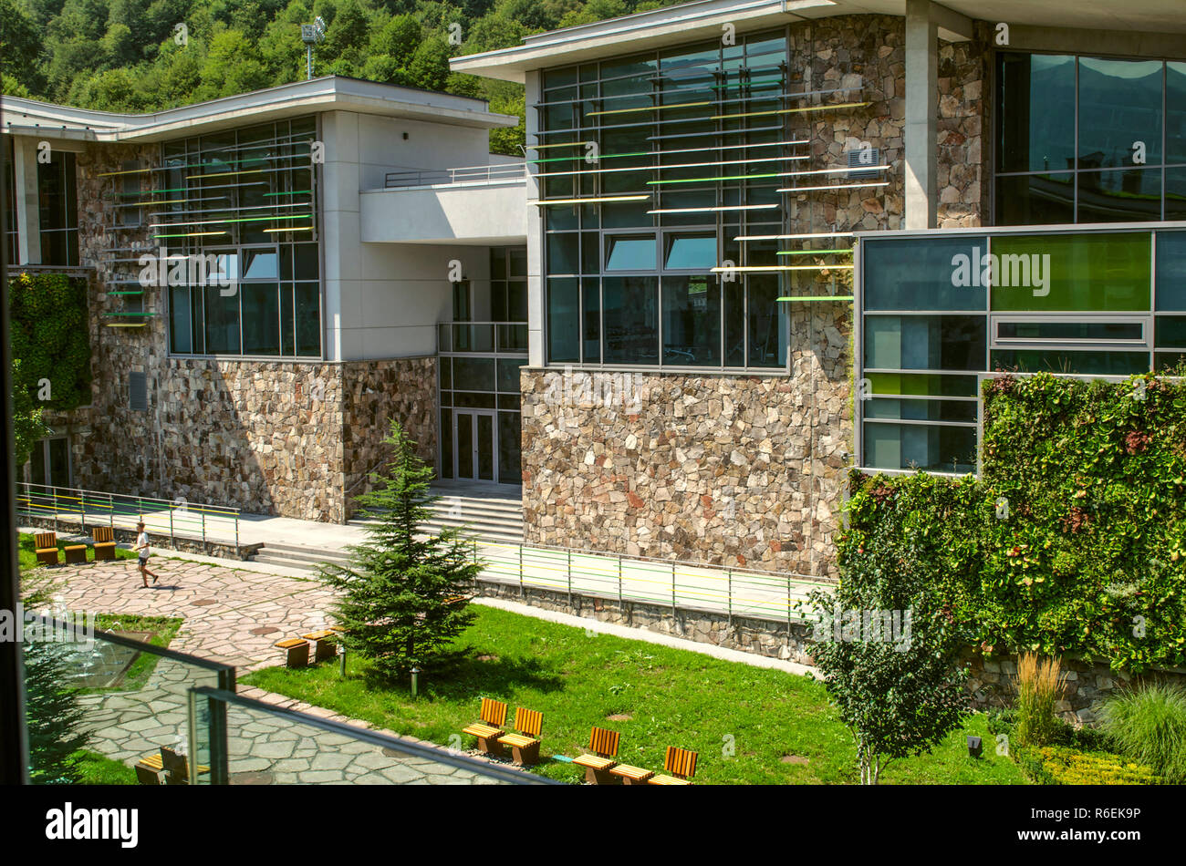 Dilijan,Arménie,Août 24,2018 : Jardin avec bancs, fontaine dans la cour entre les bâtiments d'enseignement du Collège International, en Dilijan,i Banque D'Images