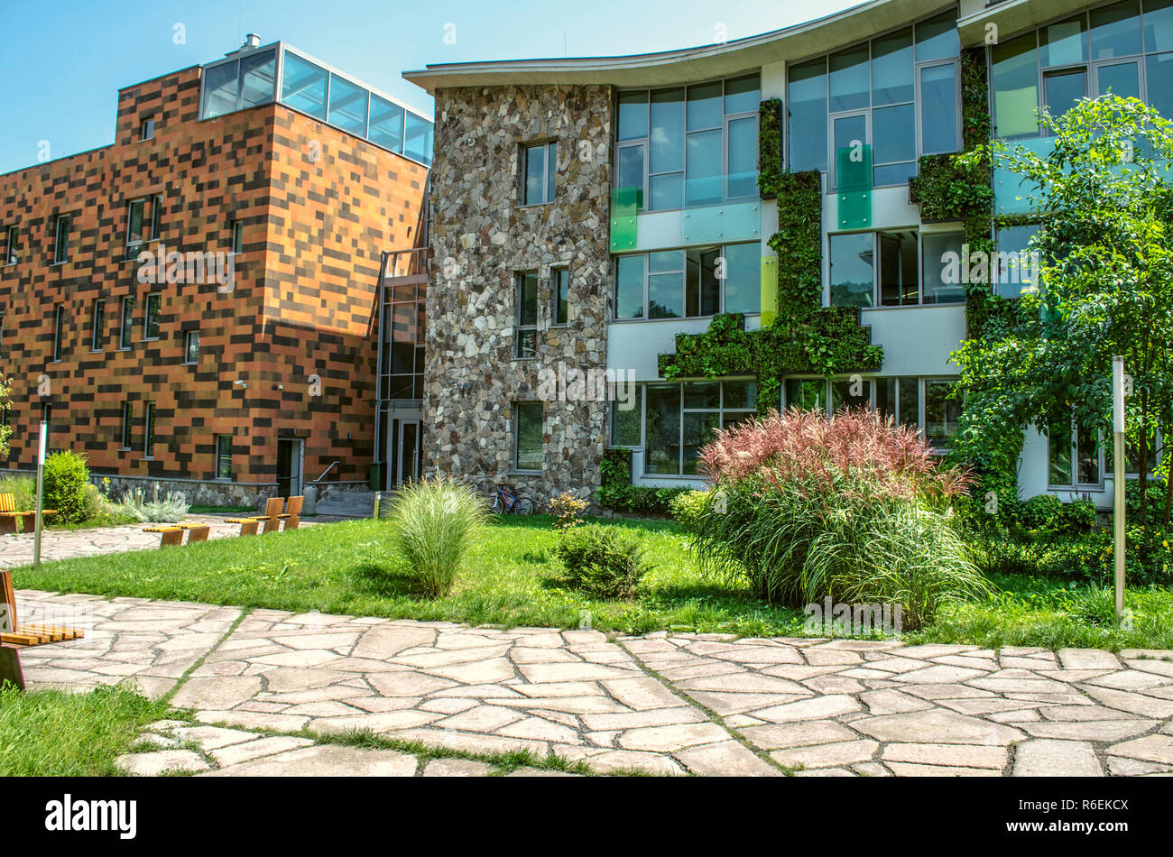 Dilijan,Arménie,Août 24,2018 : parc avec des bancs autour des bâtiments d'enseignement du Collège International, en Dilijan entouré par un avancement réservés Banque D'Images