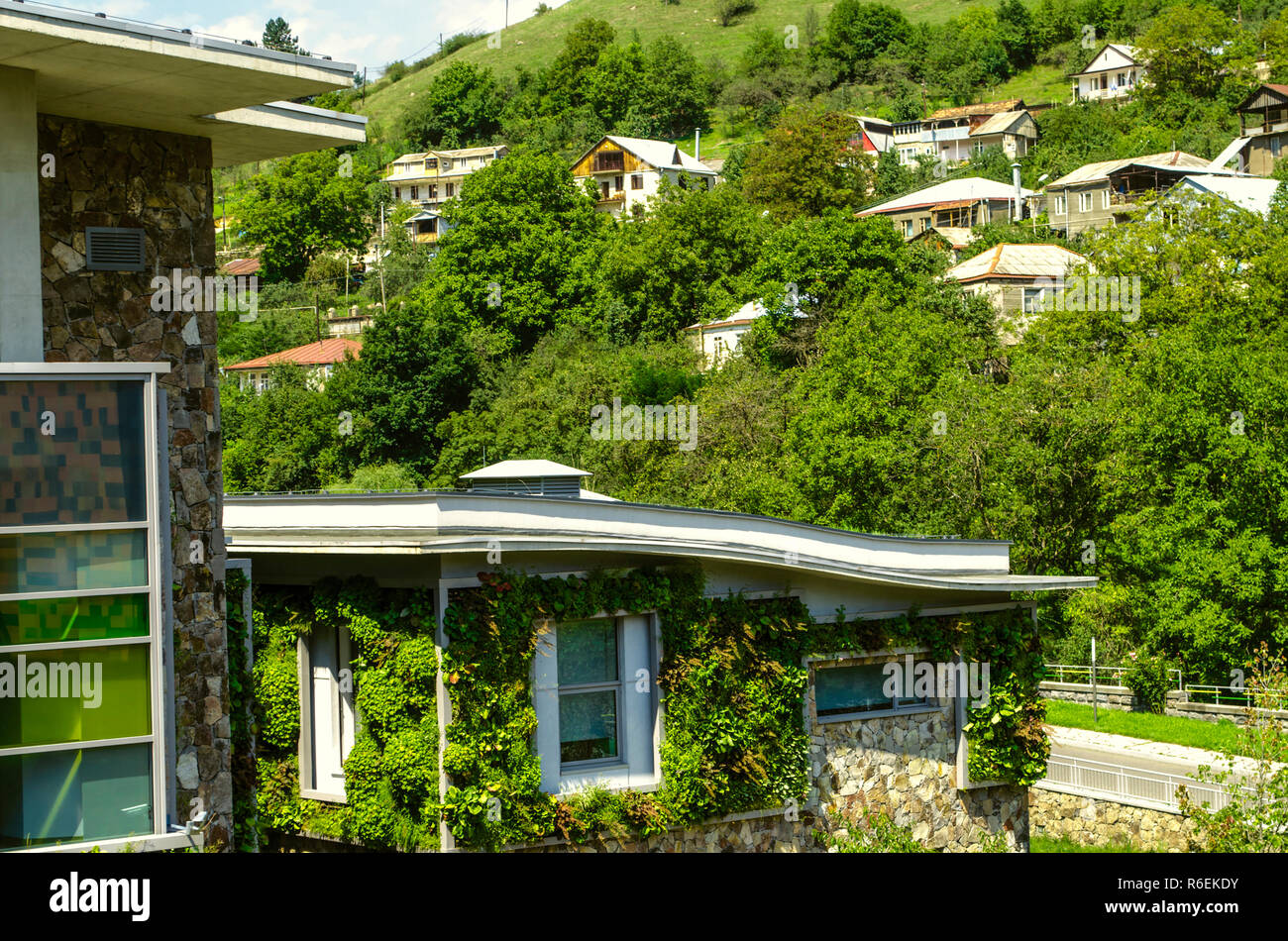 Dilijan,Arménie,Août 24,2018:Colline avec des maisons dans la banlieue de Dilijan près du bâtiments d'enseignement du Collège international Banque D'Images