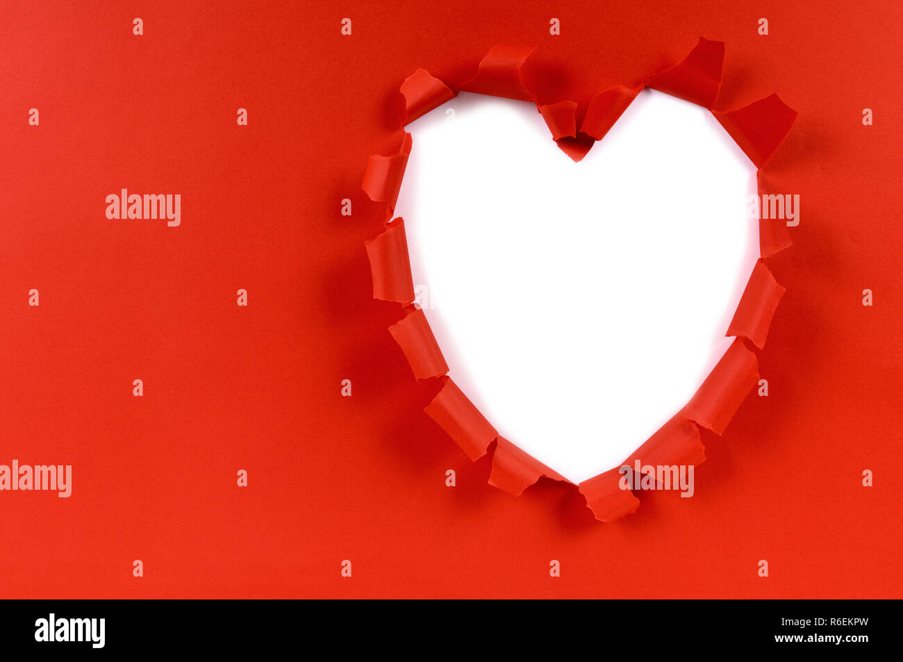 Valentine rouge forme de coeur déchiré, fond blanc, copy space Banque D'Images