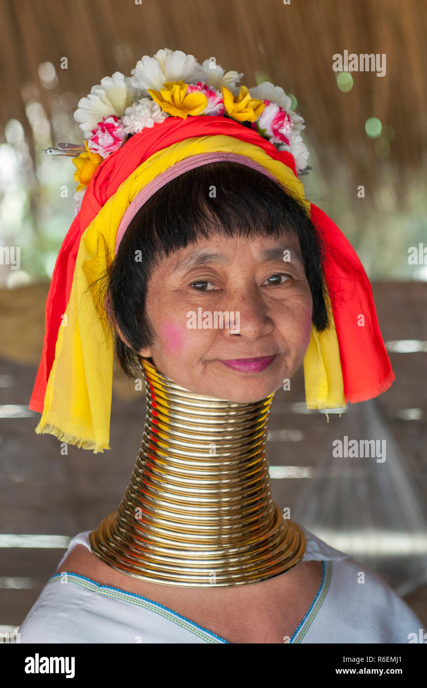 Femme de la tribu Padaung long cou Hill, Tha Ton, la province de Chiang  Mai, Thaïlande Photo Stock - Alamy