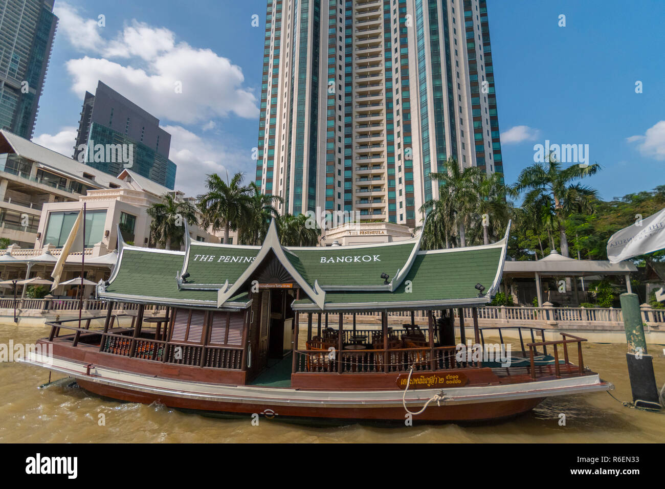 La péninsule est un hôtel de luxe situé sur la rive de la rivière Chao Phraya dans le quartier de Khlong San de Bangkok Thaïlande Banque D'Images