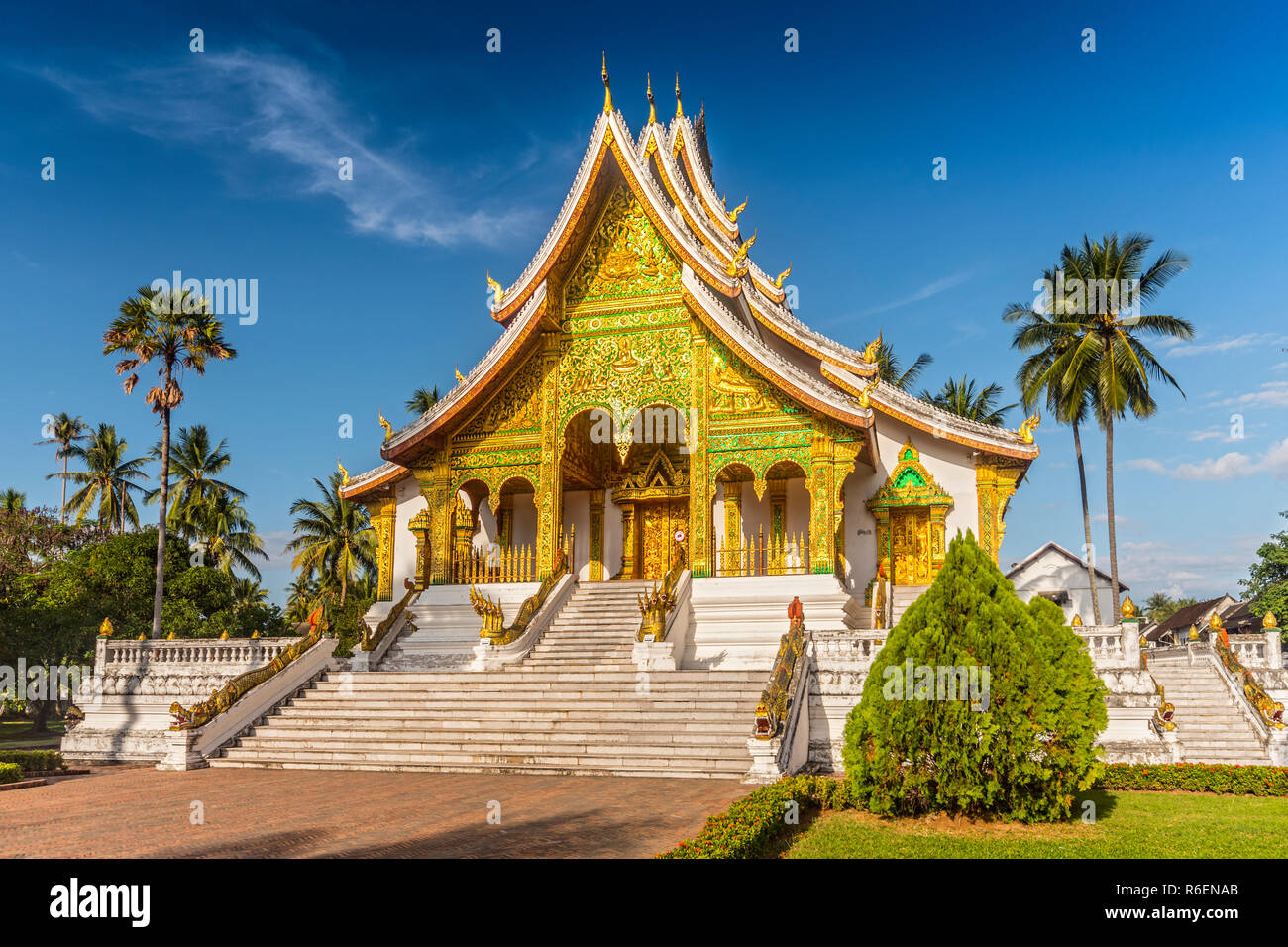 Vue horizontale de la chapelle ou Haw Pha Bang à Luang Prabang sur une journée ensoleillée, au Laos Banque D'Images