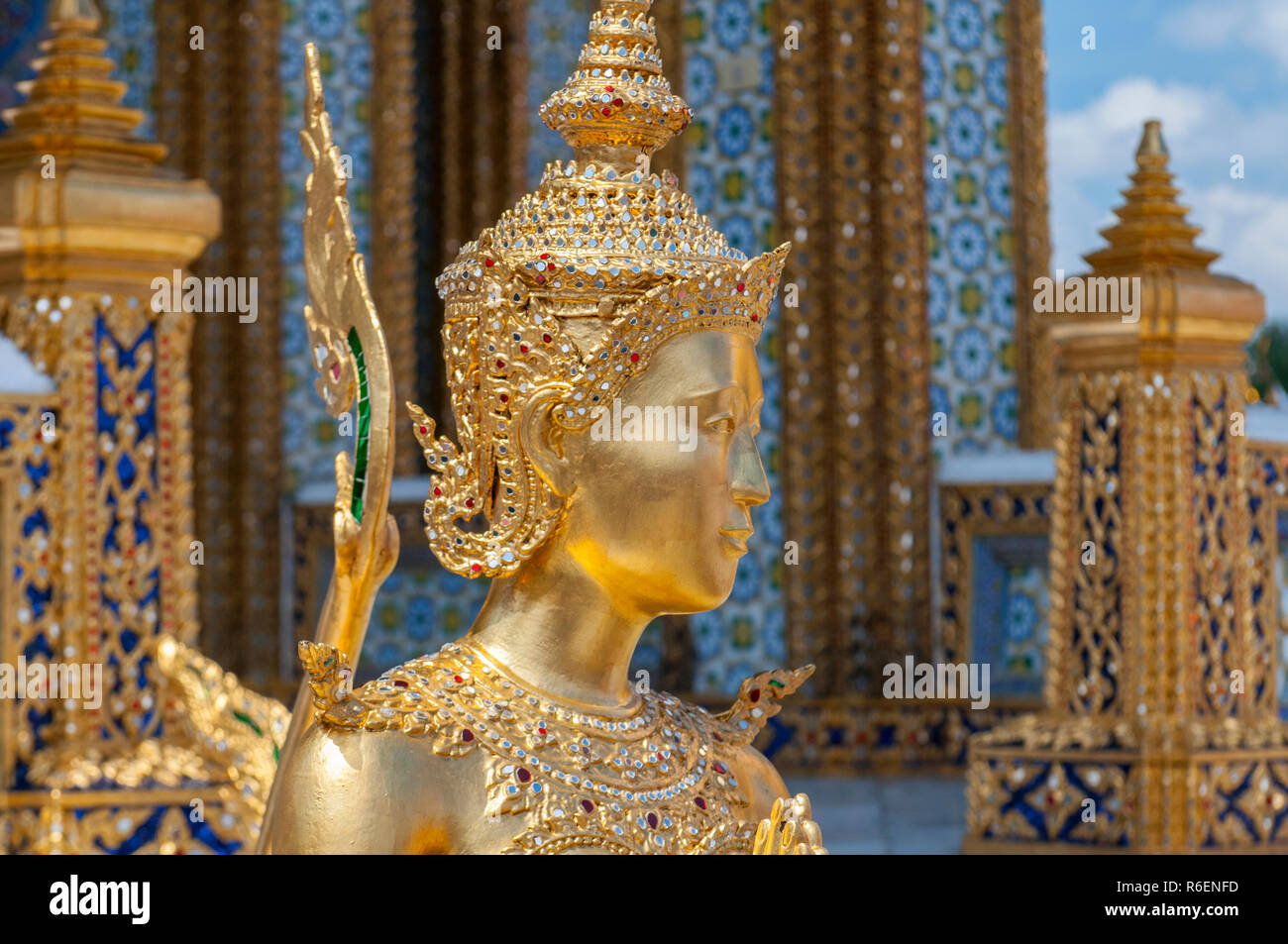 Statue d'un Kinnara dans Le Temple du Bouddha d'Émeraude, le Wat Phra Kaew à Bangkok en Thaïlande Banque D'Images