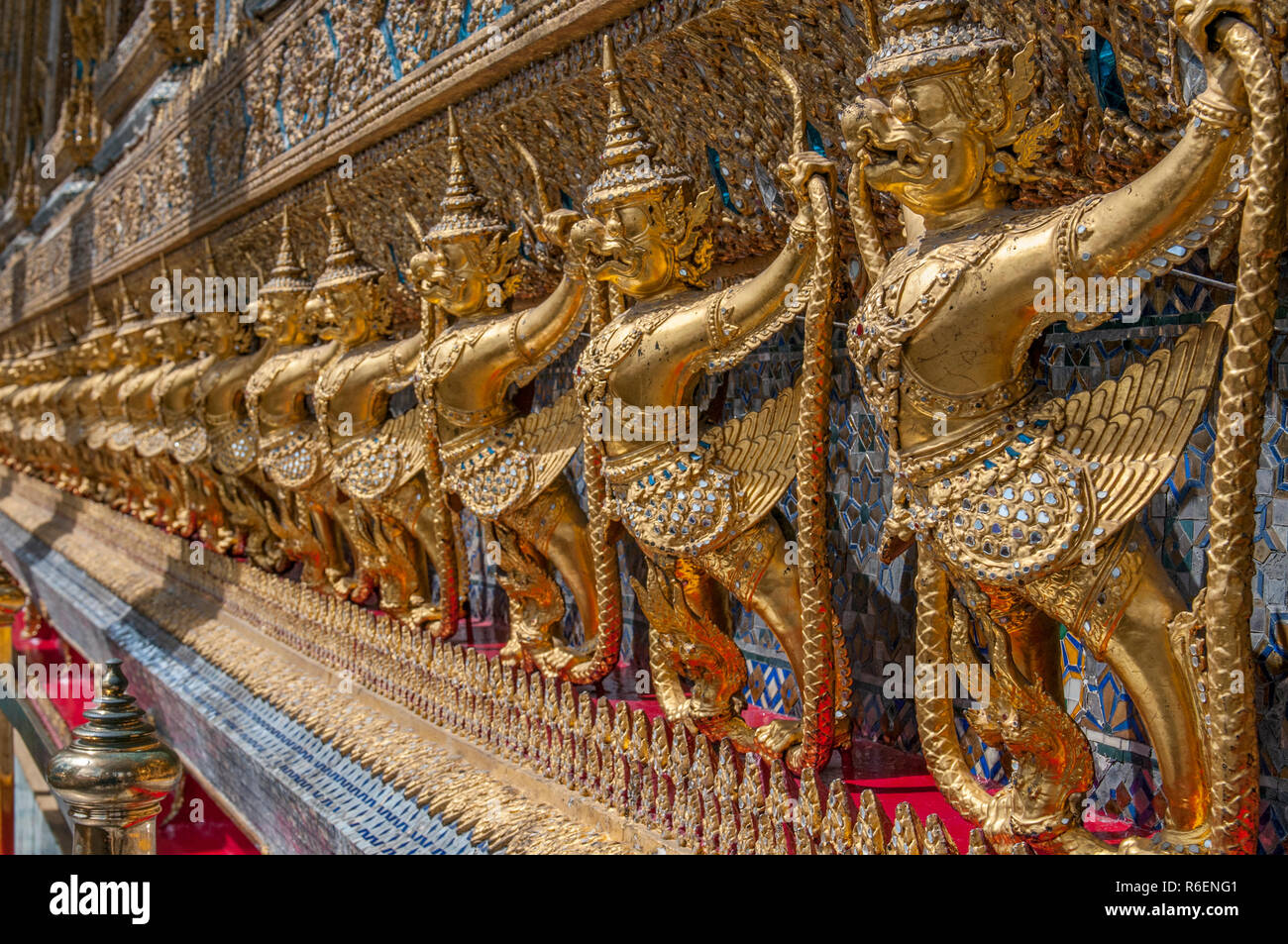 Garudas Nagas et des décorations de l'Ubosoth, Wat Phra Kaew Temple, Grand Palace, Bangkok, Thaïlande Banque D'Images