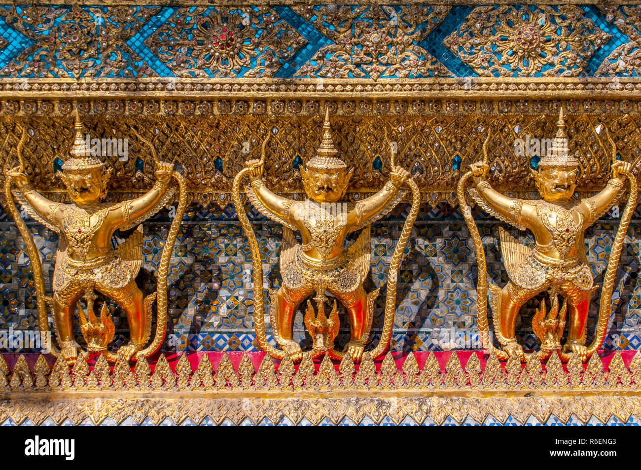 Garudas Nagas et des décorations de l'Ubosoth, Wat Phra Kaew Temple, Grand Palace, Bangkok, Thaïlande Banque D'Images