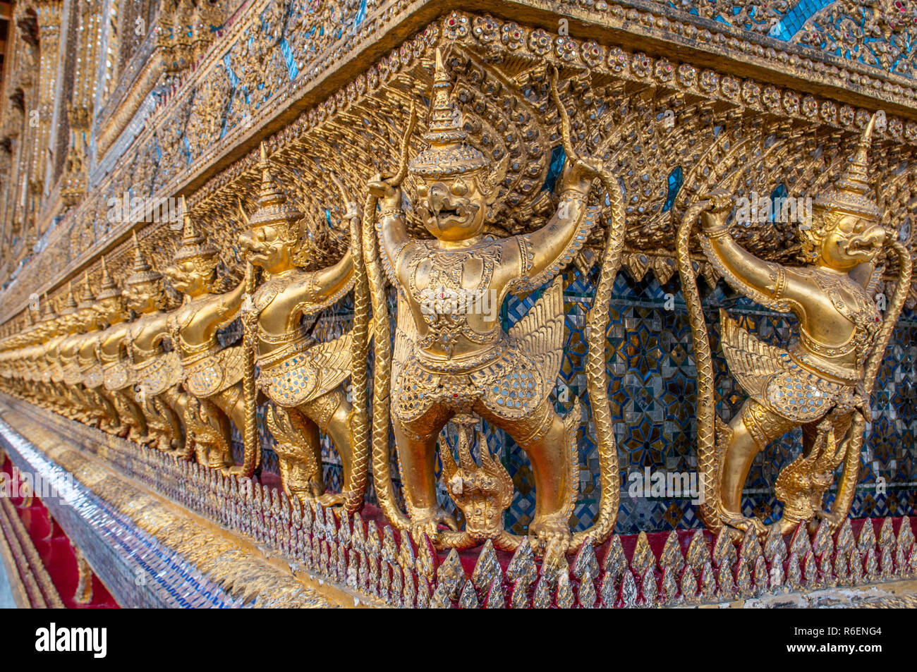 Garudas Nagas et des décorations de l'Ubosoth, Wat Phra Kaew Temple, Grand Palace, Bangkok, Thaïlande Banque D'Images