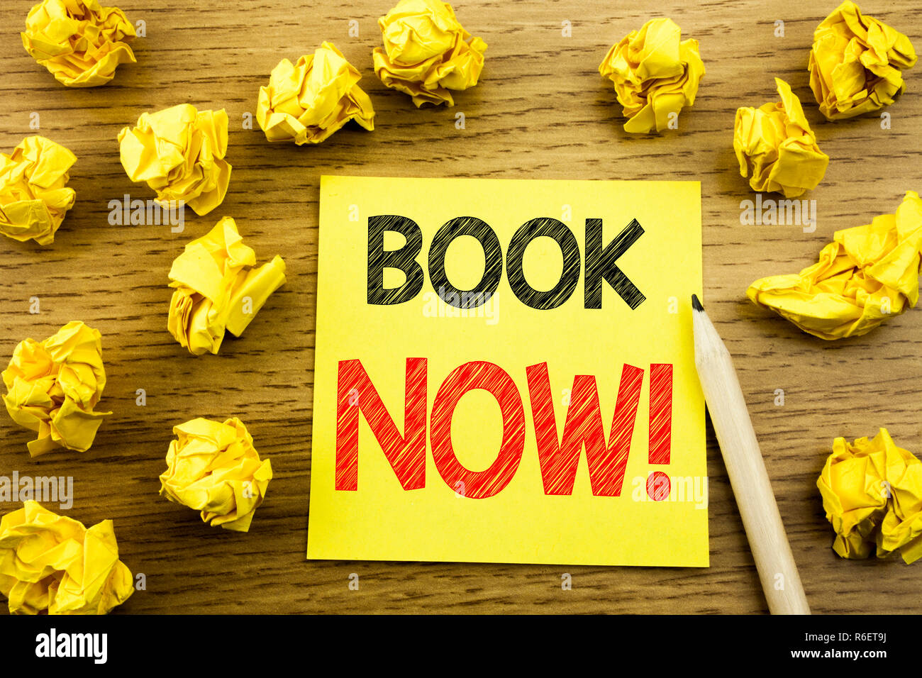 Parole, l'écriture Réservez dès maintenant. Concept d'affaires pour réservation Réservations écrit le post-it sur le fond en bois. Papiers pliés sur l'arrière-plan jaune Banque D'Images