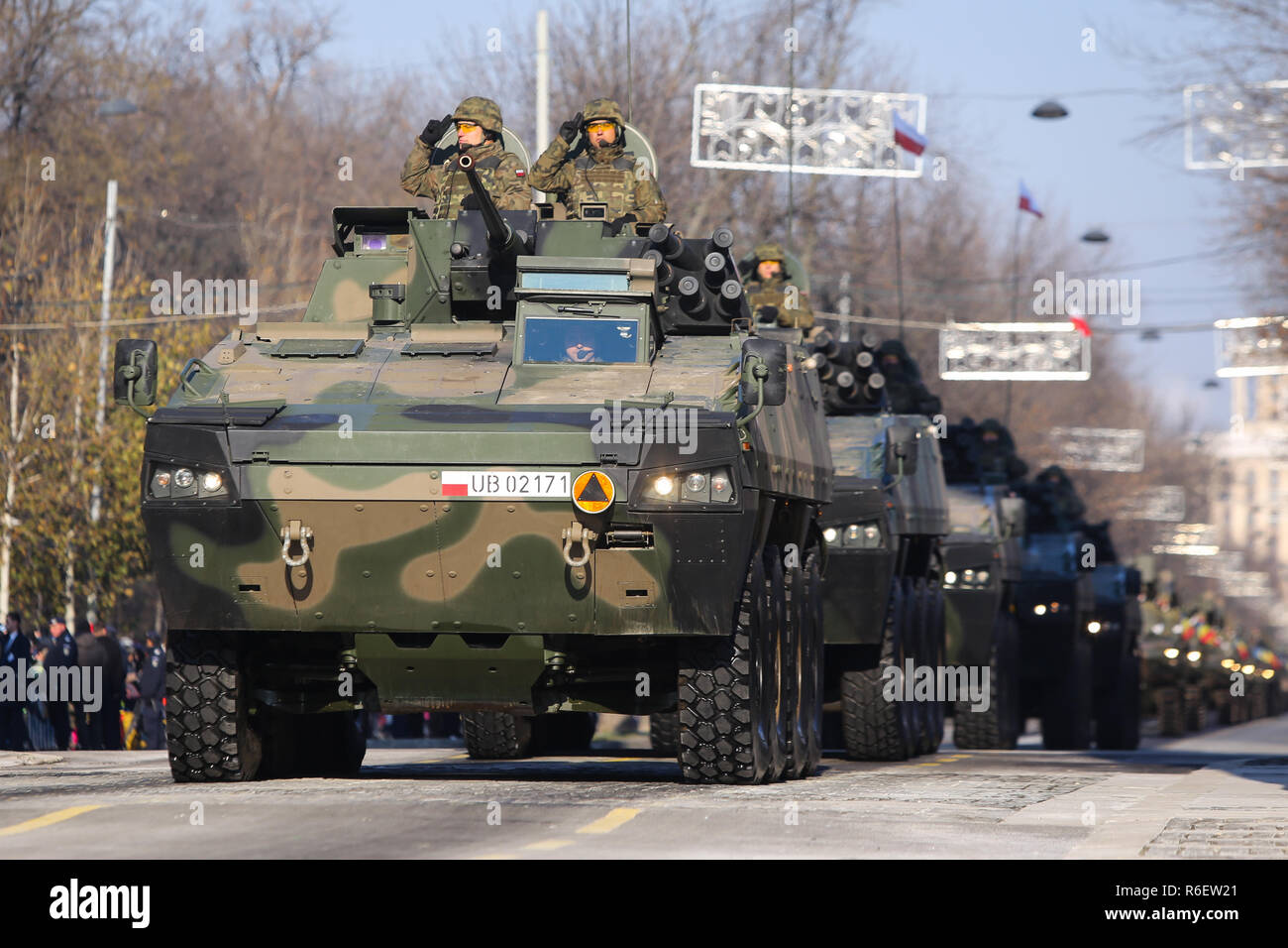 Bucarest, Roumanie - décembre 1, 2018 : Le pilote d'un PIRANHA V PC 8x8 véhicule blindé au défilé militaire de la fête nationale roumaine Banque D'Images