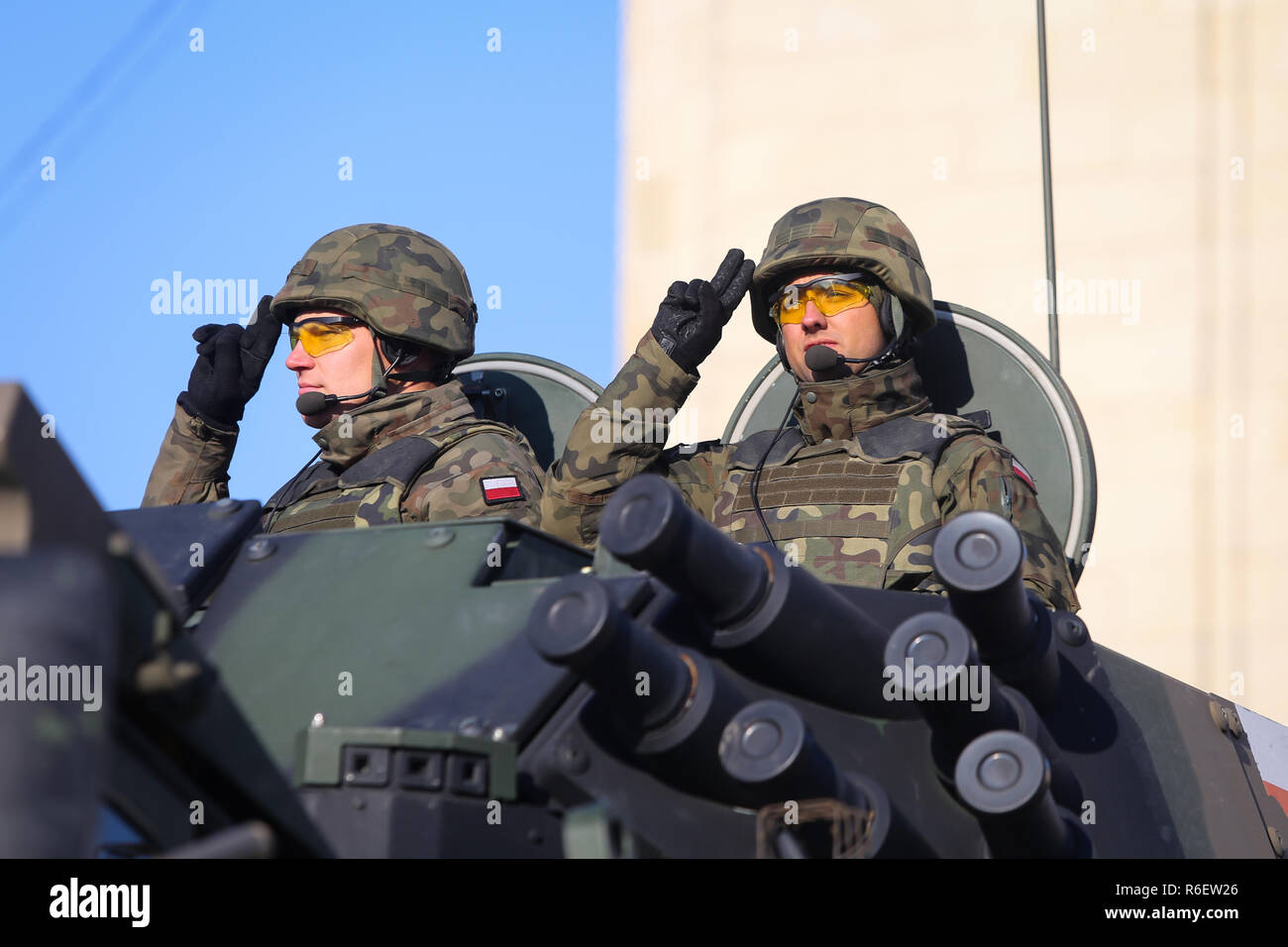 Bucarest, Roumanie - 1 décembre 2018 : des soldats polonais dans un véhicule blindé de troupes Rozomak au défilé militaire de la fête nationale roumaine Banque D'Images