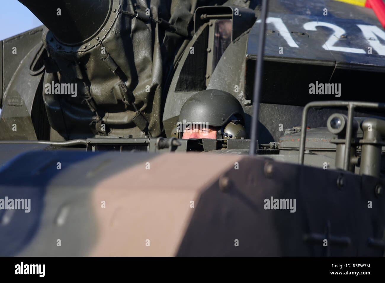 Bucarest, Roumanie - décembre 1, 2018 : Le conducteur d'un TR 85 M1 "Bizonul" (le bison) armored tank lourd militaire roumaine à jour National p militaire Banque D'Images