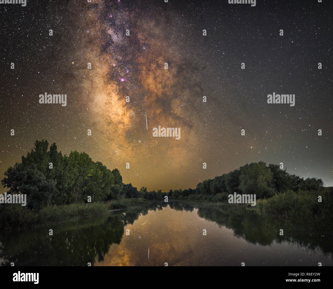 Voie Lactée lumineuse sur le lac pendant la nuit Banque D'Images