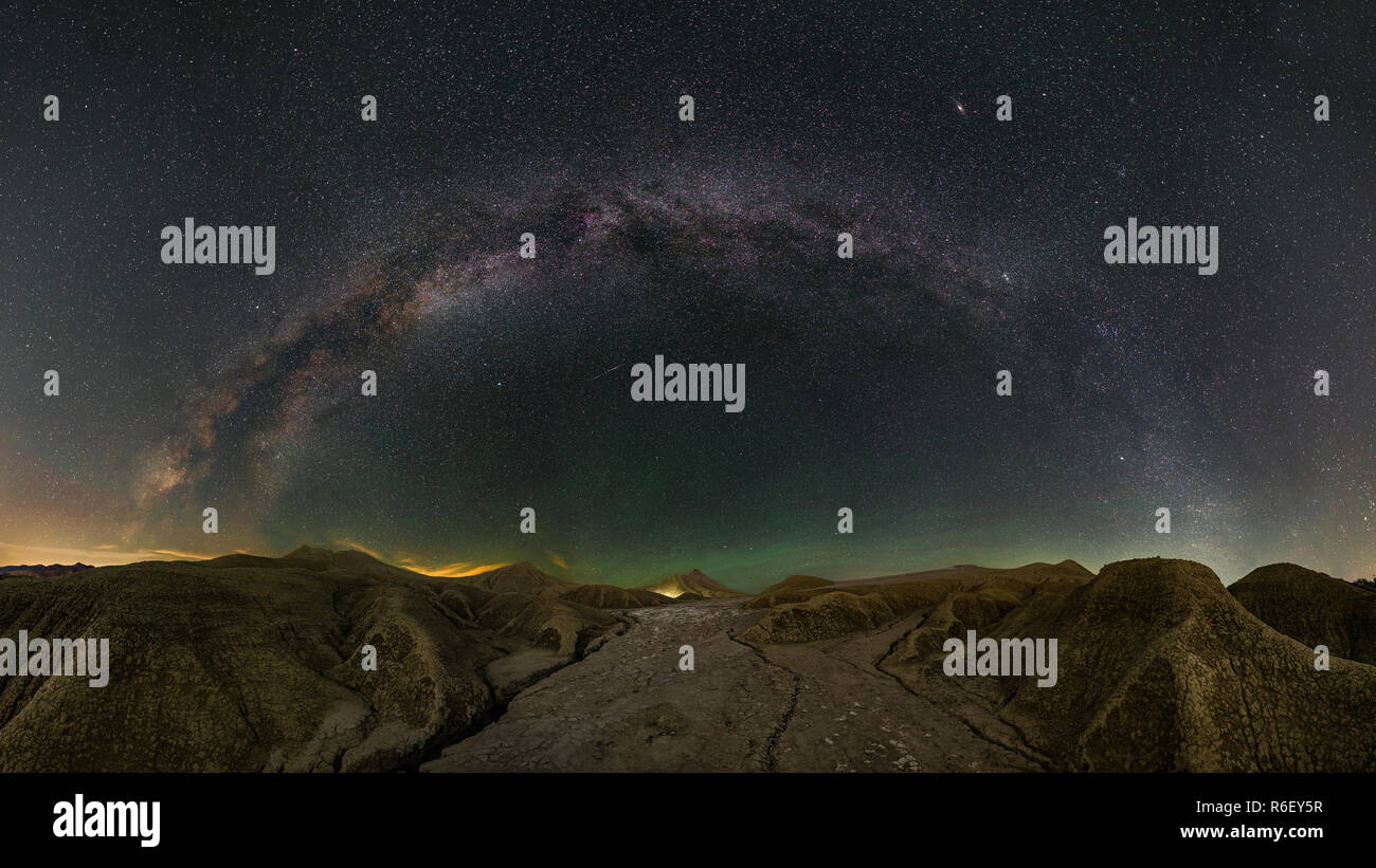 Voie Lactée panorama sur le paysage du volcan Banque D'Images