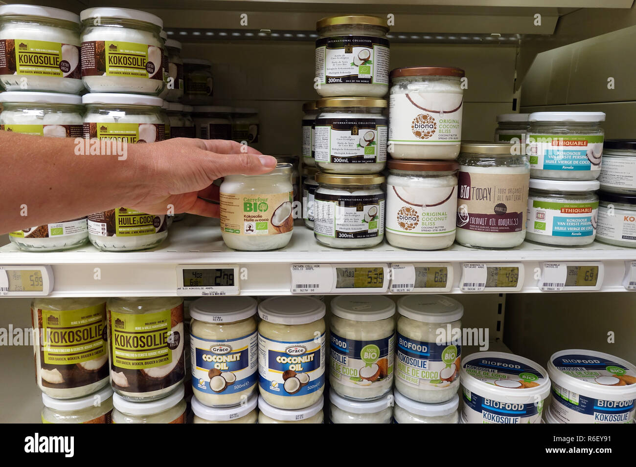 L'huile de noix de coco dans un supermarché Carrefour Banque D'Images