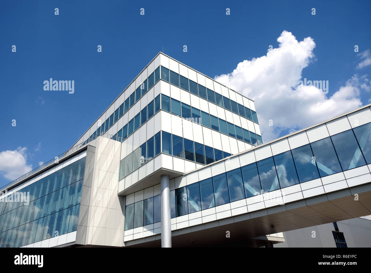 Partie d'immeuble de bureaux modernes en affaires sur grappe bleu ciel aux beaux jours. Vue horizontale libre Banque D'Images