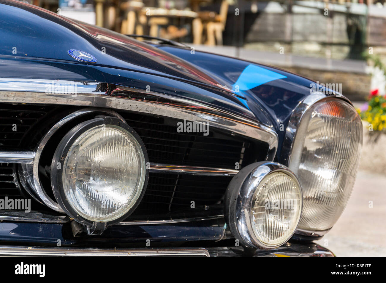 SAALBACH-HINTERGLEMM, Autriche - 21 juin 2018 : Vintage bleu foncé 230 Mercedes-Benz SL 1950 voiture vétéran debout sur street le 21 juin 2018 Banque D'Images