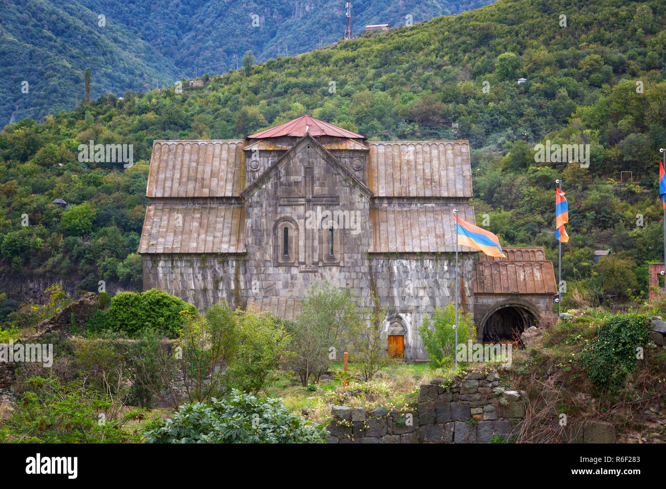 Vue sur la magnifique cathédrale de l'ancien monastère Akhtala, Arménie Banque D'Images