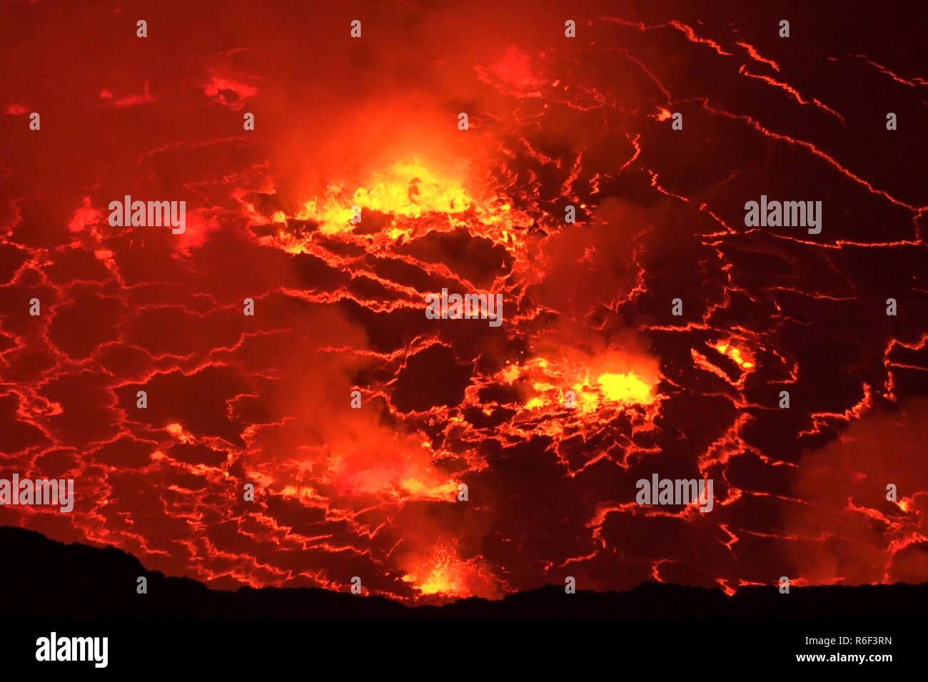 La bouche du volcan avec magma. Dans la bouche du magma en fusion Banque D'Images