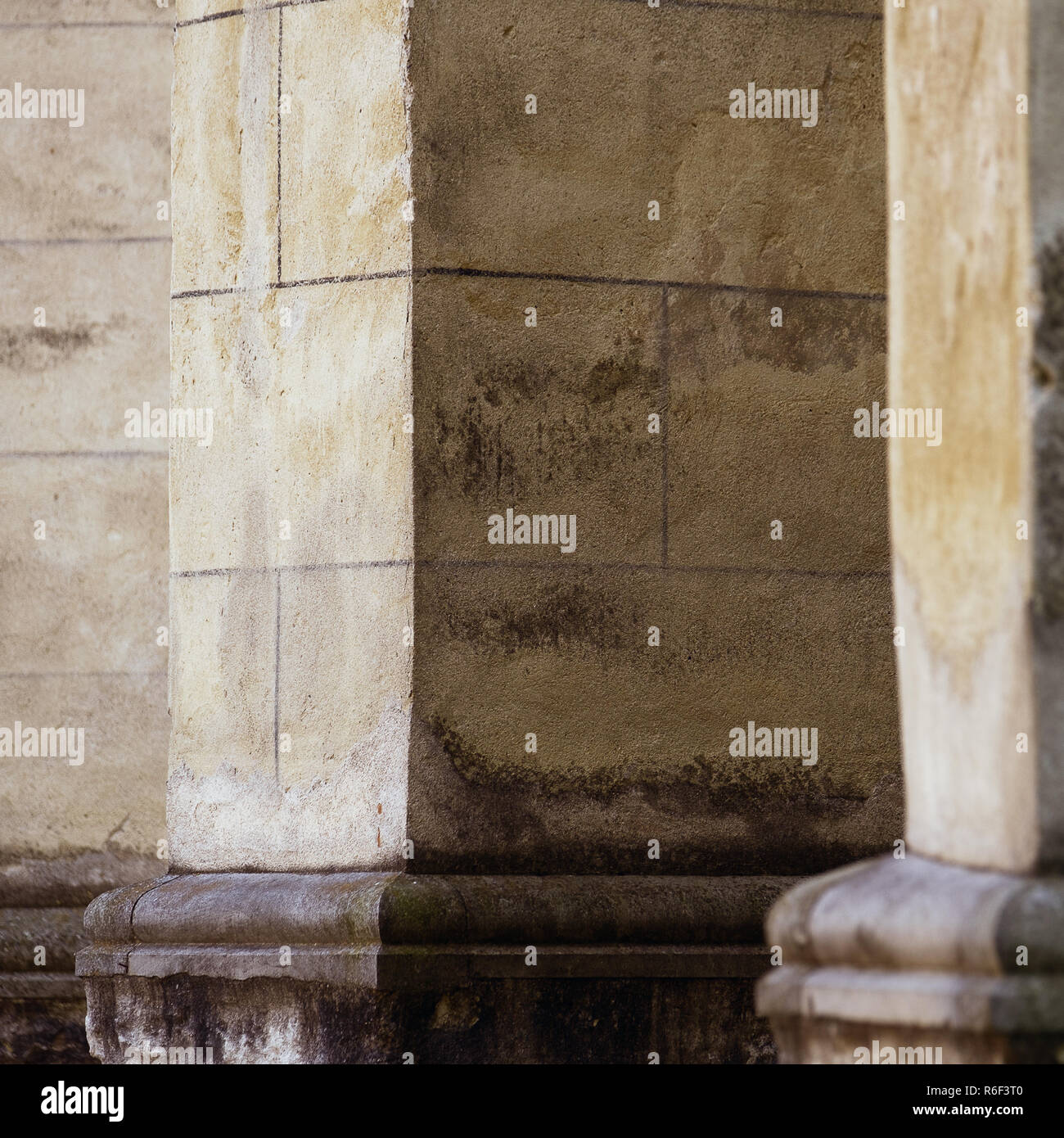 Ruine jaune colonnes de pierre. Banque D'Images