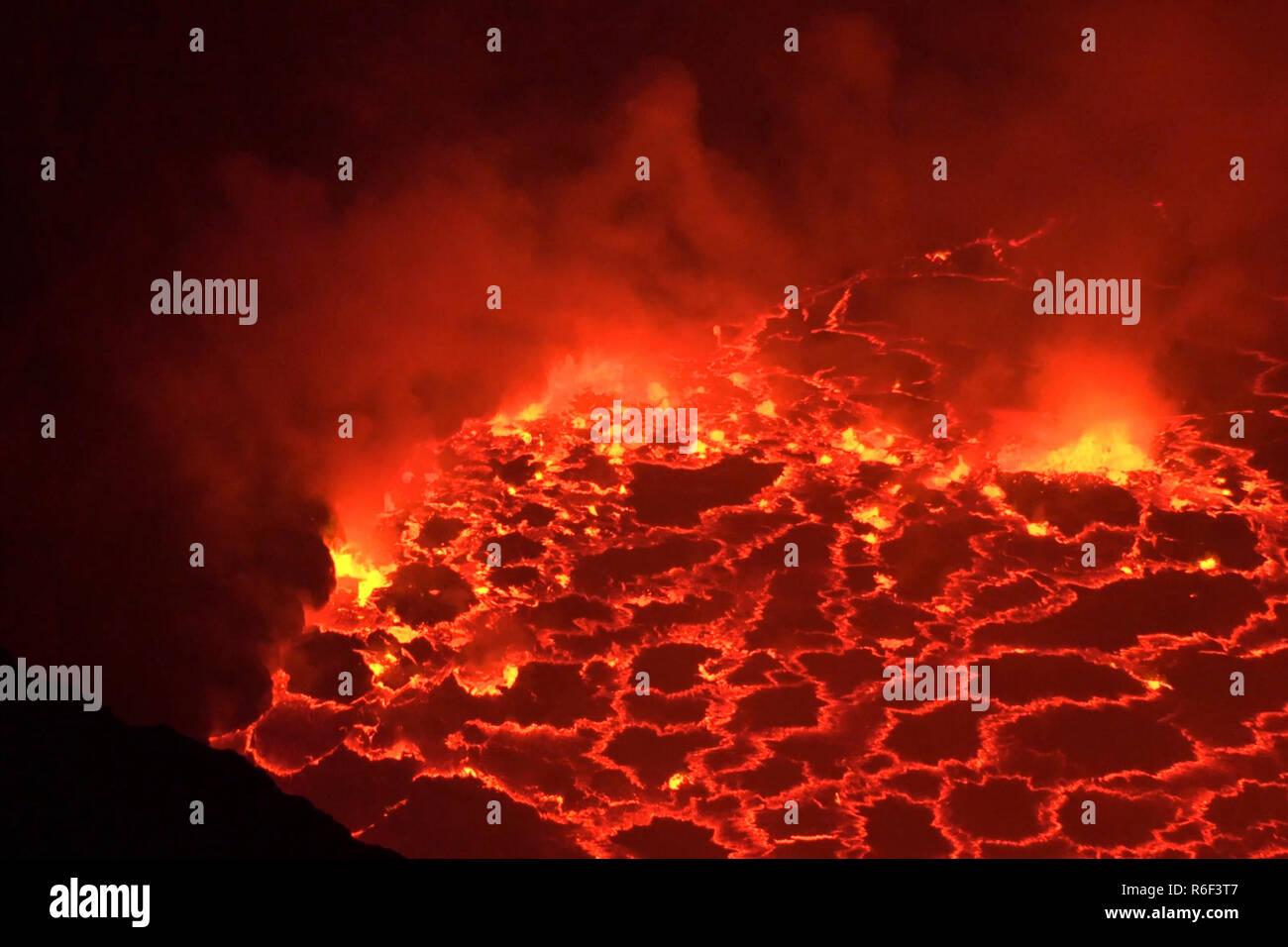 La bouche du volcan avec magma. Dans la bouche du magma en fusion Banque D'Images