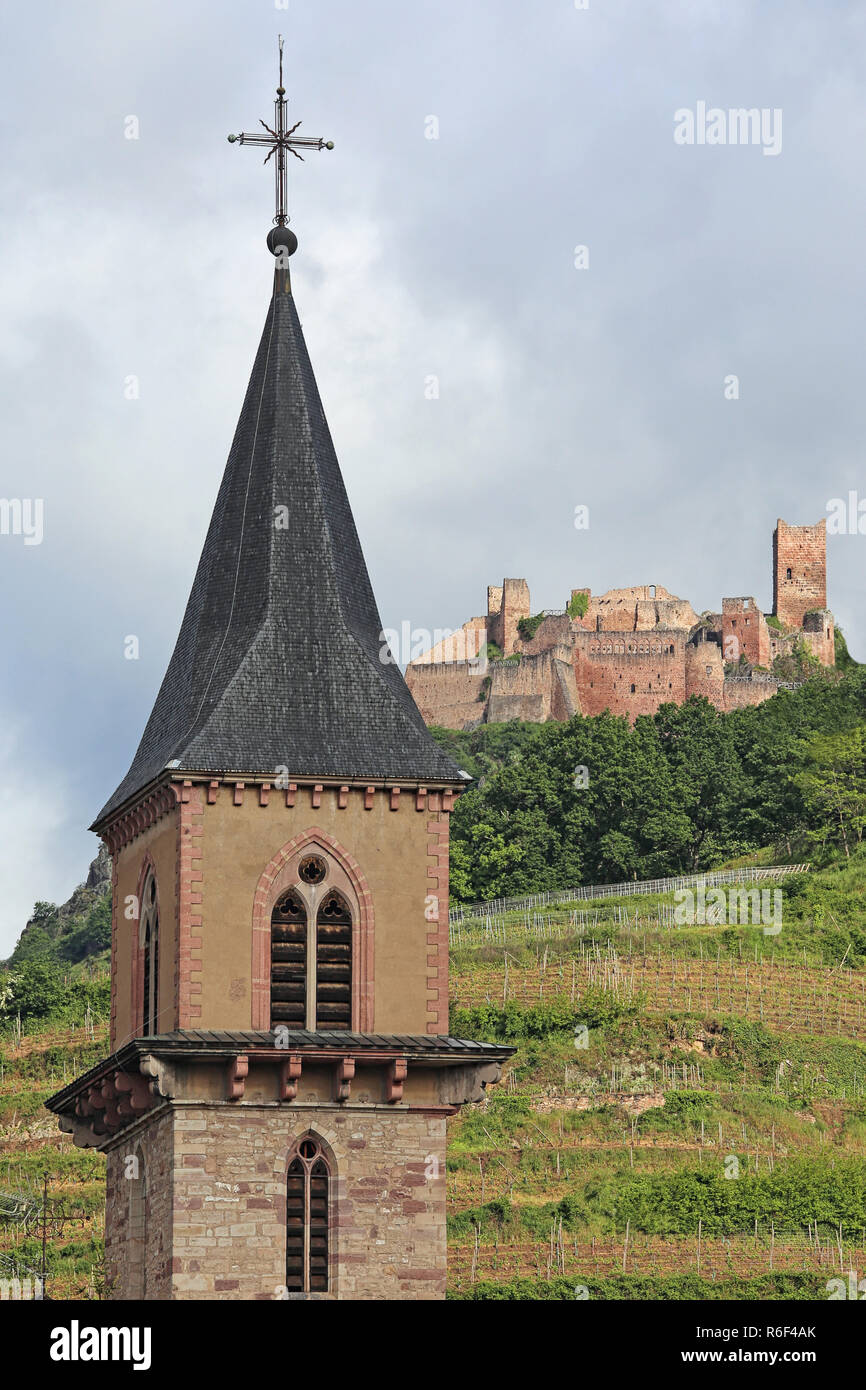 L'église paroissiale de St Grégoire avec le château de saint-ulrich dans ribeauvillÃ© Banque D'Images