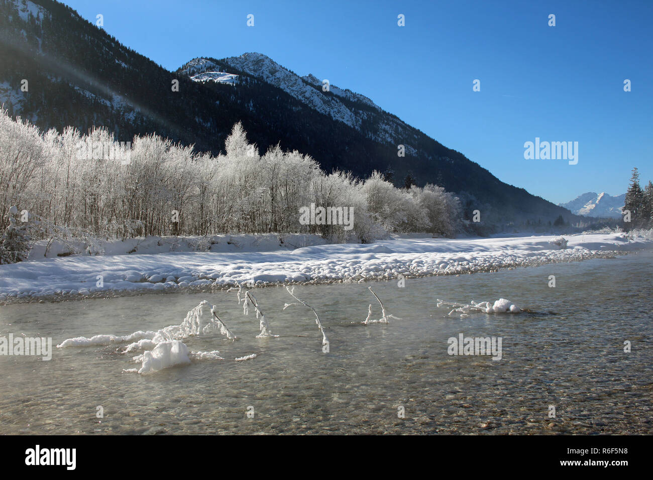 L'ISAR,rivière,bavaria,neige,glace,crack,avant,la forêt de conte de fées d'hiver Banque D'Images