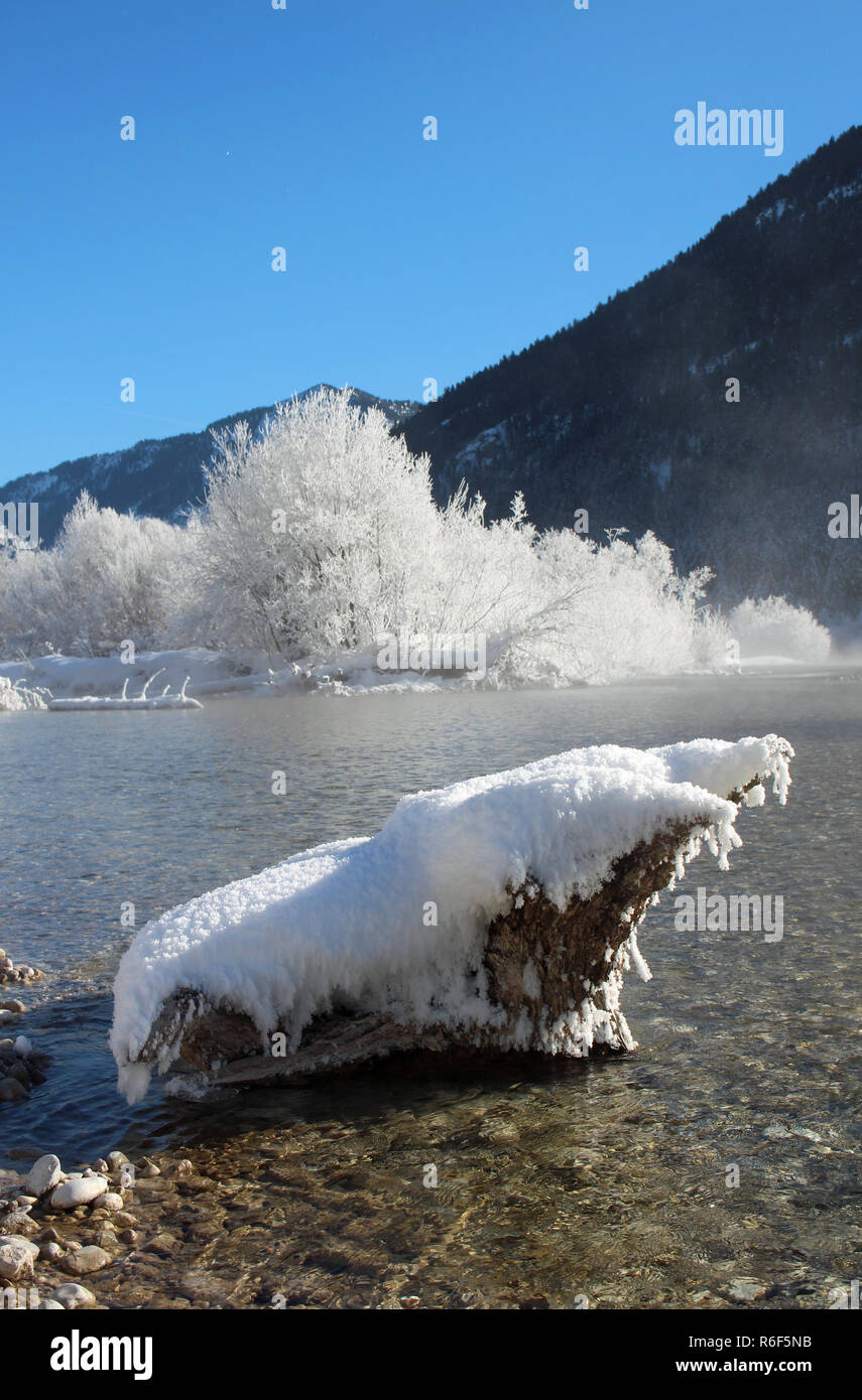 L'ISAR,rivière,bavaria,neige,glace,crack,avant,la forêt de conte de fées d'hiver Banque D'Images