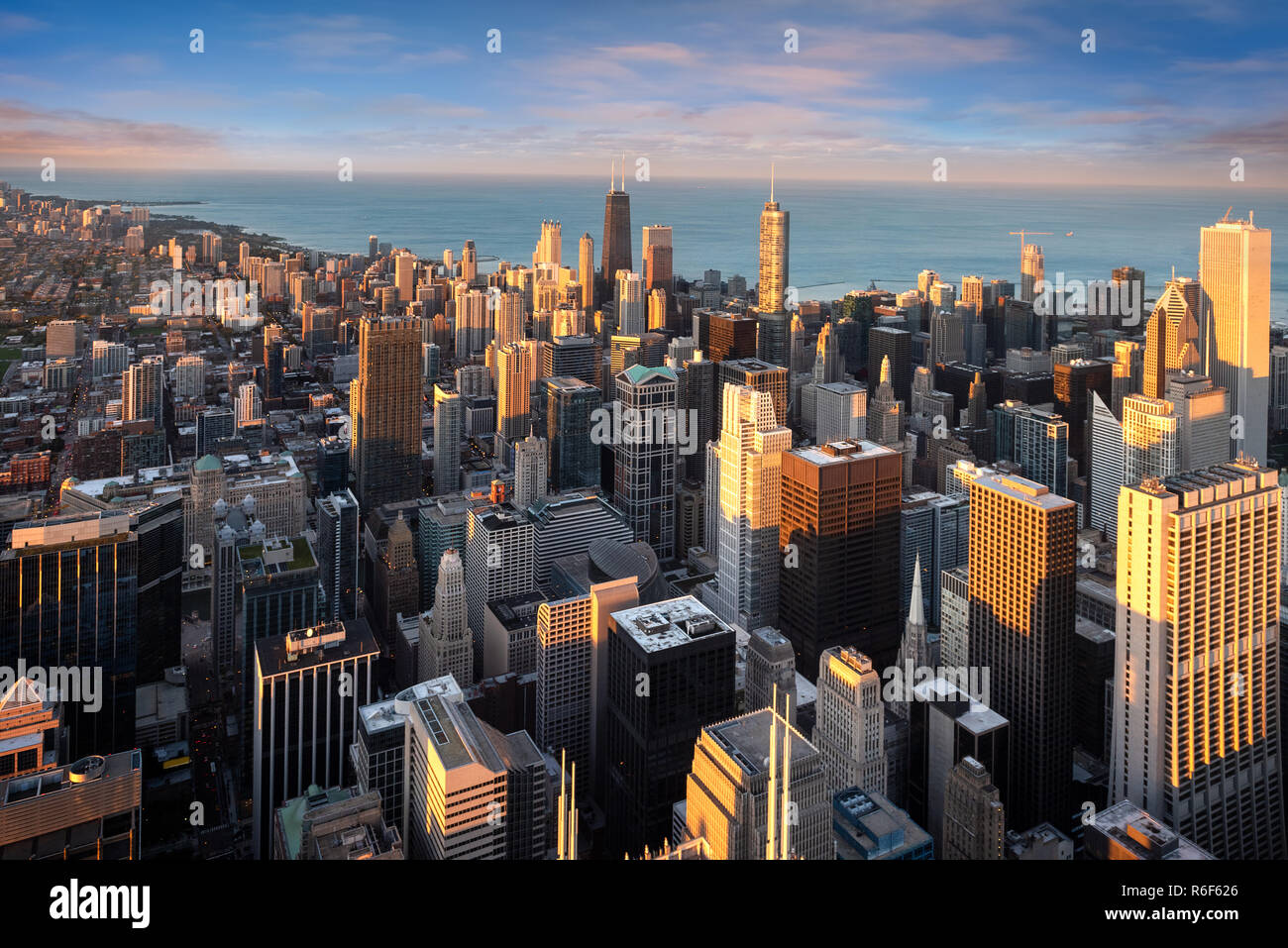 Chicago. Cityscape image du centre-ville de Chicago pendant le crépuscule heure bleue. Banque D'Images
