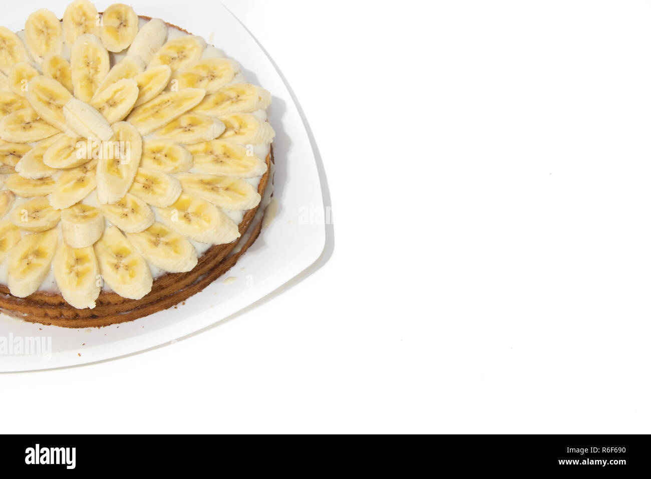 Banana Cake Biscuit Sur Un Fond Blanc Lait Concentre Sucre Gateau Avec La Sauce Produits De Boulangerie Photo Stock Alamy