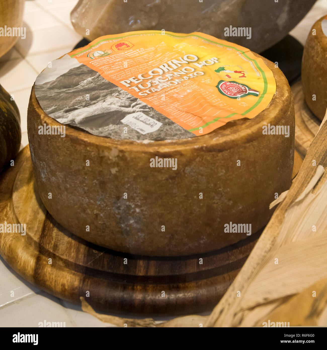 Place près d'une roue de fromage traditionnel en Italie. Banque D'Images