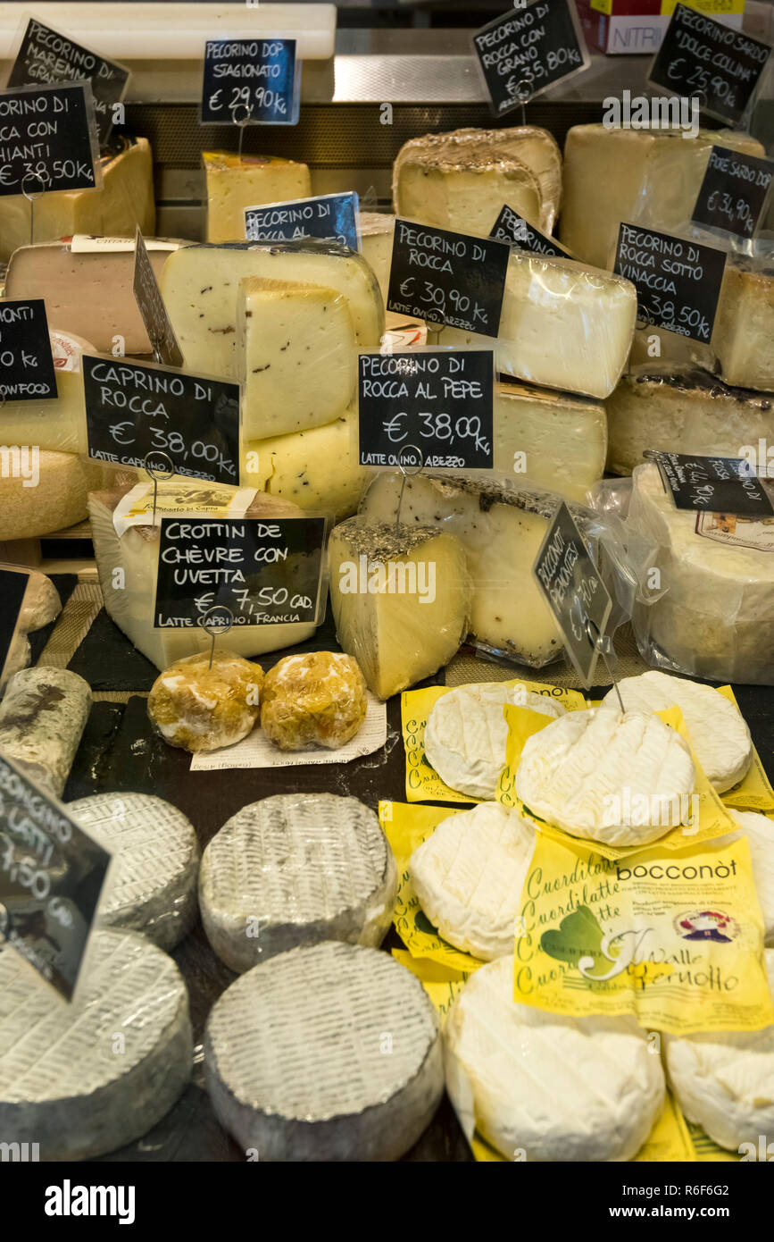 Vue verticale d'un refroidisseur cabinet plein de divers fromages toscans. Banque D'Images