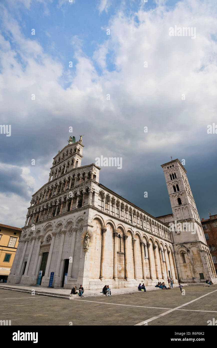 Vue verticale de la Chiesa di San Michele in Lucca, Toscane. Banque D'Images