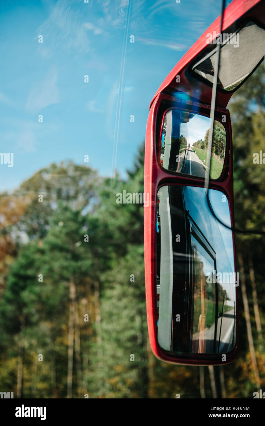 Rétroviseur intérieur dans le bus Photo Stock - Alamy