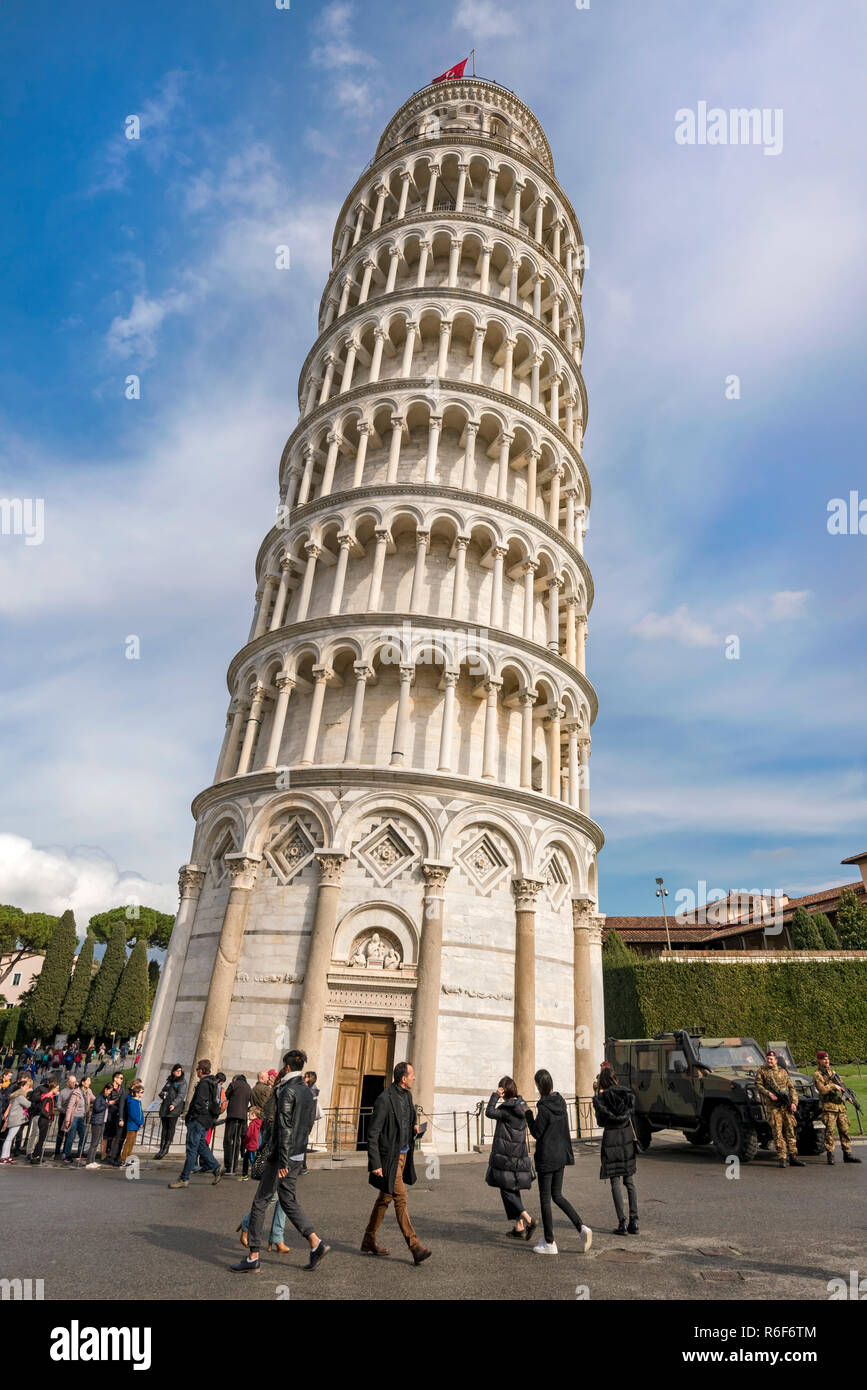 Vue verticale de touristes en visite à la Tour Penchée de Pise, Toscane. Banque D'Images