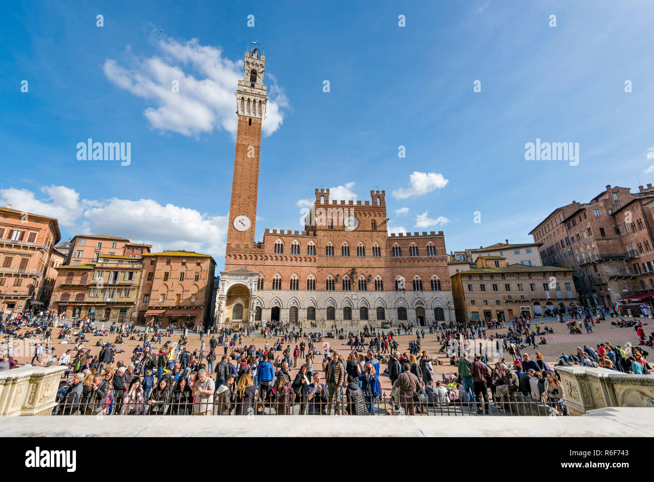 Vue horizontale de la Piazza del Campo et la Torre del Mangia à Sienne, Italie. Banque D'Images