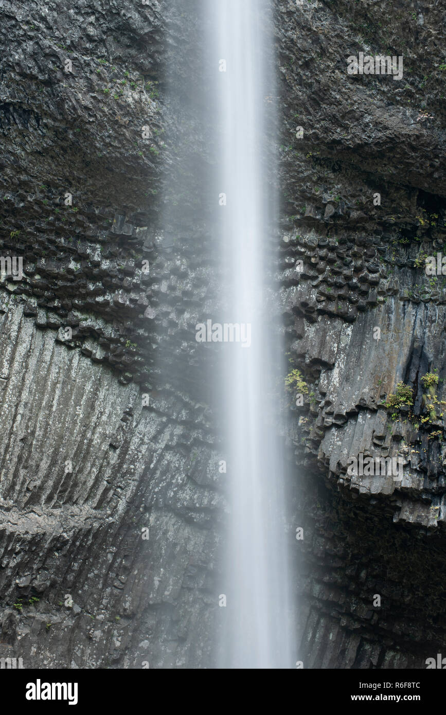 Multnomah Falls, 630 pieds de hauteur, Automne, comté de Multnomah, ou, aux États-Unis, par Dominique Braud/Dembinsky Assoc Photo Banque D'Images