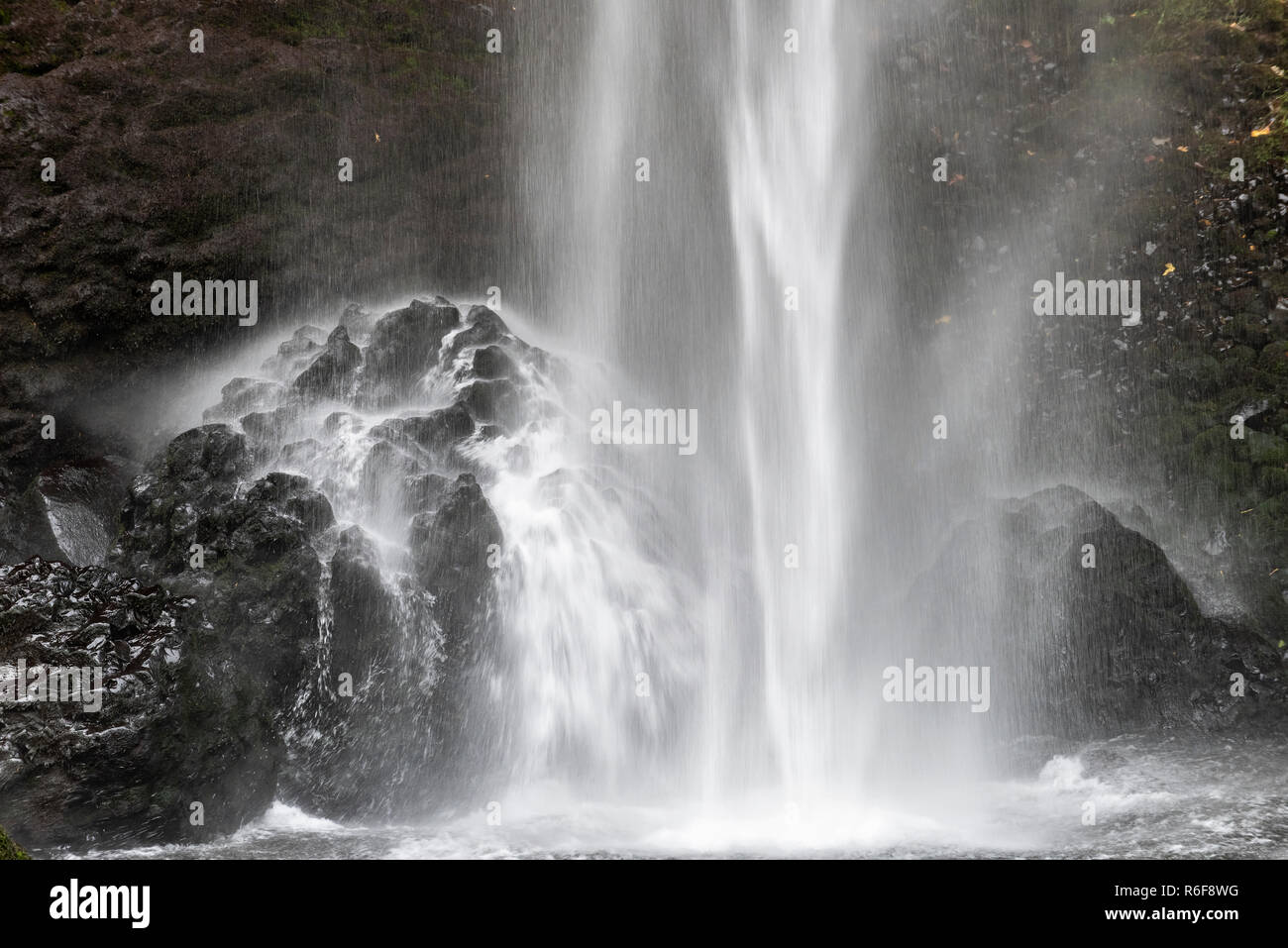 Multnomah Falls, 630 pieds de hauteur, Automne, comté de Multnomah, ou, aux États-Unis, par Dominique Braud/Dembinsky Assoc Photo Banque D'Images