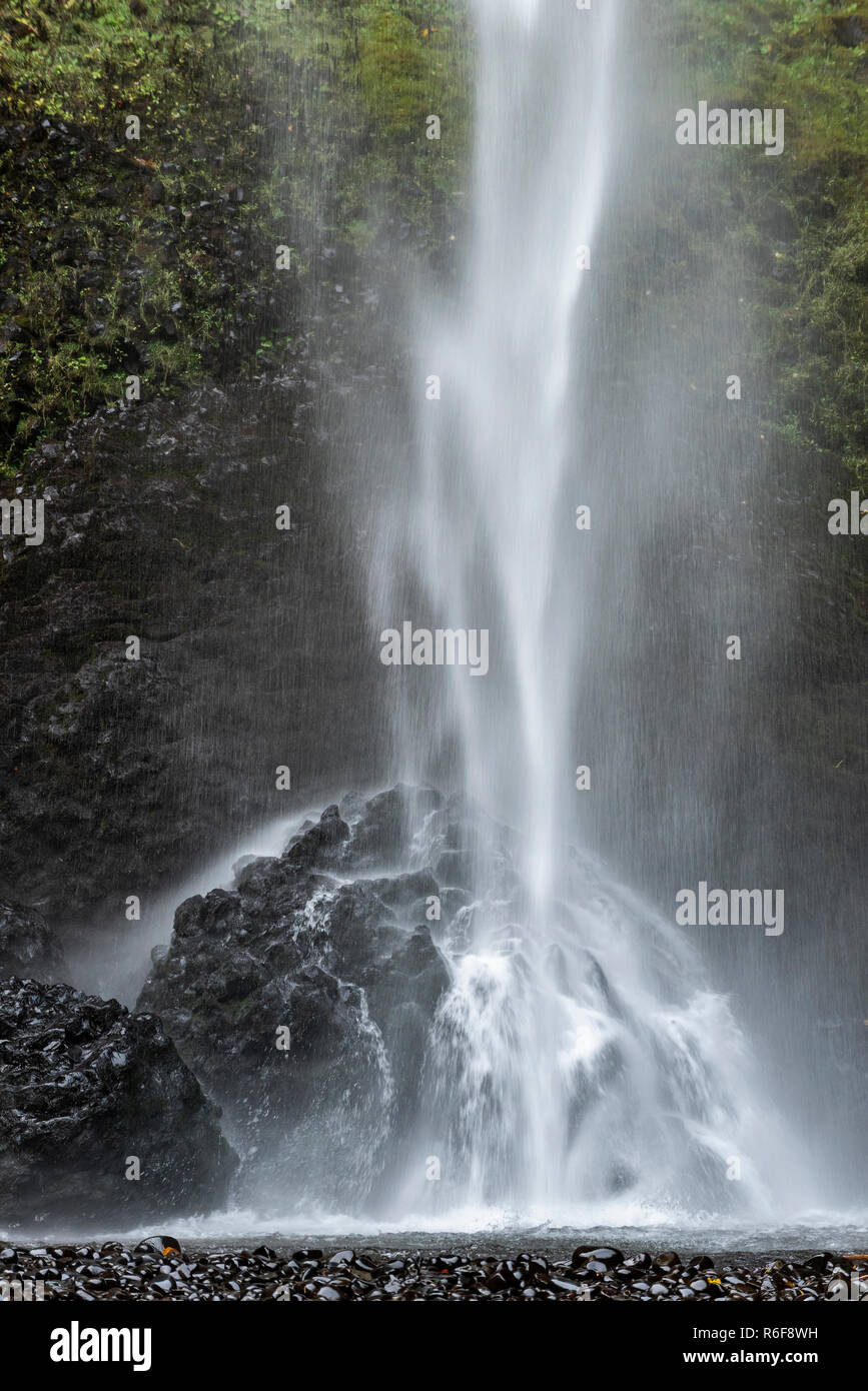 Multnomah Falls, 630 pieds de hauteur, Automne, comté de Multnomah, ou, aux États-Unis, par Dominique Braud/Dembinsky Assoc Photo Banque D'Images