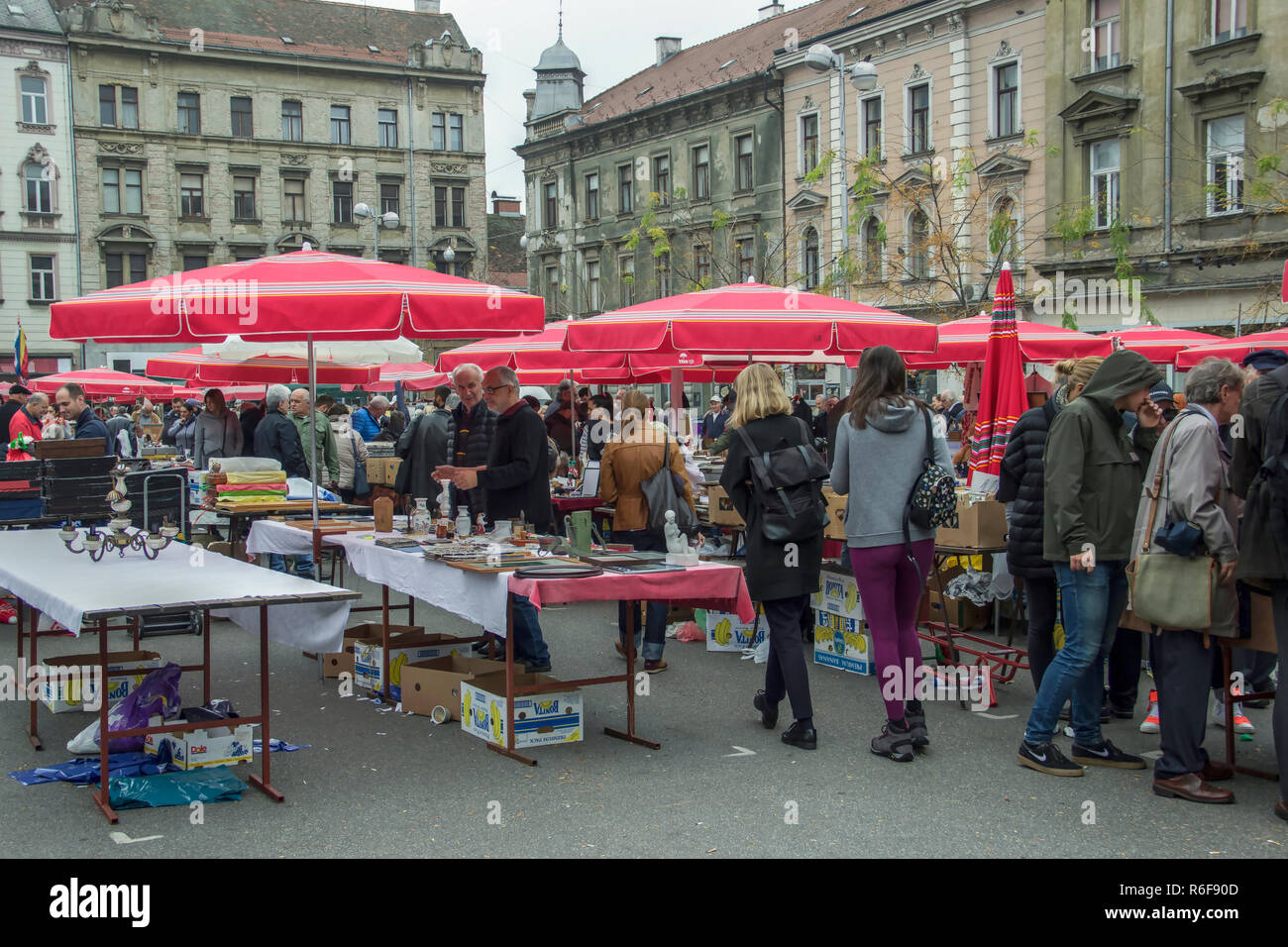 Zagreb, Croatie, novembre 2018 - Les clients et les vendeurs au marché aux puces mis sur la place britannique Banque D'Images