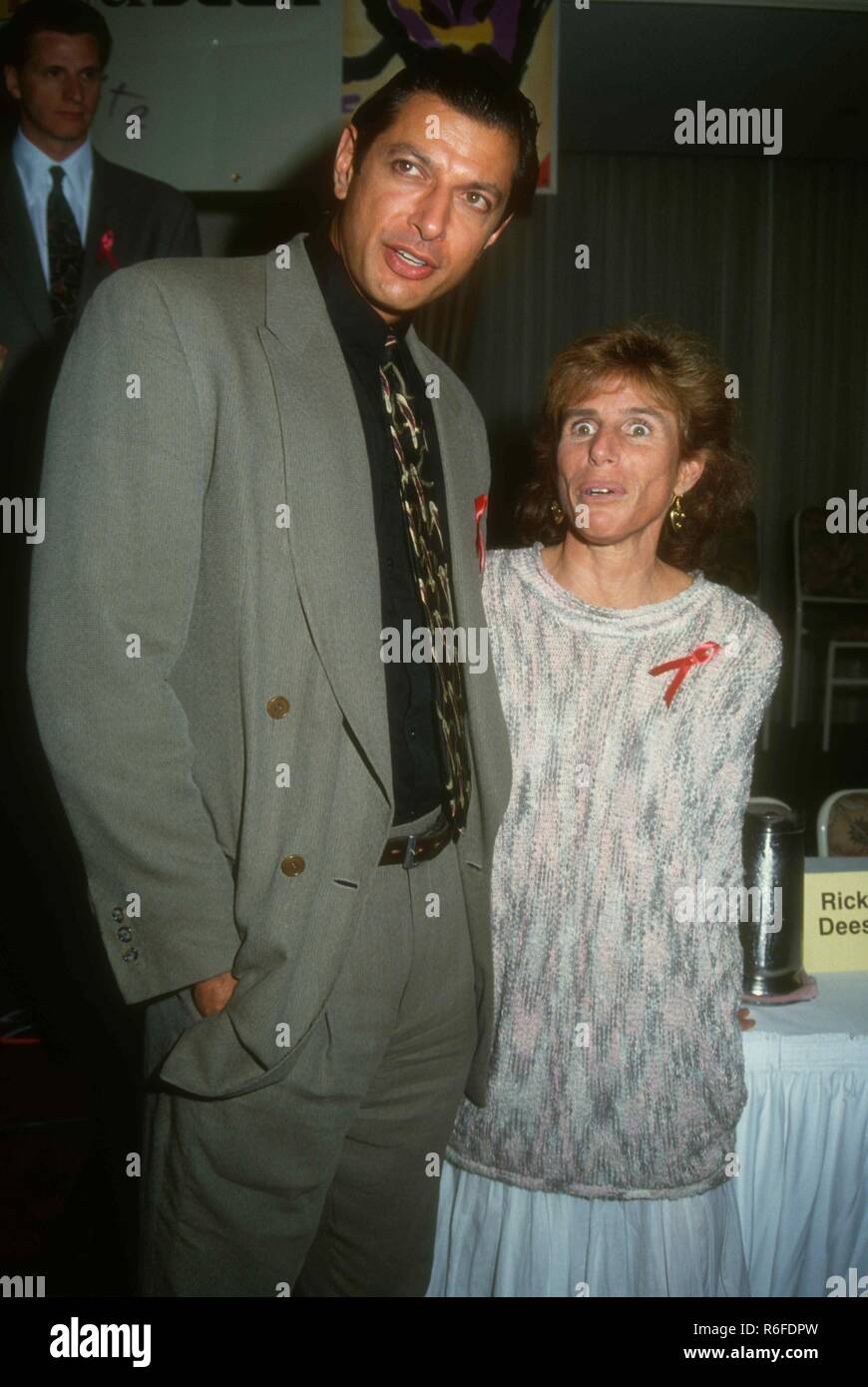 WEST HOLLYWOOD, CA - le 23 mars : l'acteur Jeff Goldblum et Elizabeth Glaser assister à la conférence de presse pour annoncer la deuxième RADIO KIIS et Unite Concert-bénéfice le Sida pédiatrique le 23 mars 1993 à l'hôtel Bel âge de West Hollywood, Californie. Photo de Barry King/Alamy Stock Photo Banque D'Images