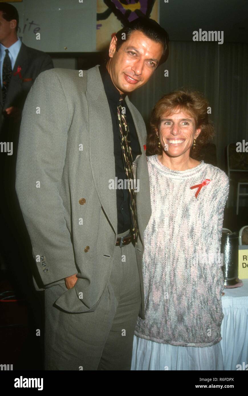 WEST HOLLYWOOD, CA - le 23 mars : l'acteur Jeff Goldblum et Elizabeth Glaser assister à la conférence de presse pour annoncer la deuxième RADIO KIIS et Unite Concert-bénéfice le Sida pédiatrique le 23 mars 1993 à l'hôtel Bel âge de West Hollywood, Californie. Photo de Barry King/Alamy Stock Photo Banque D'Images