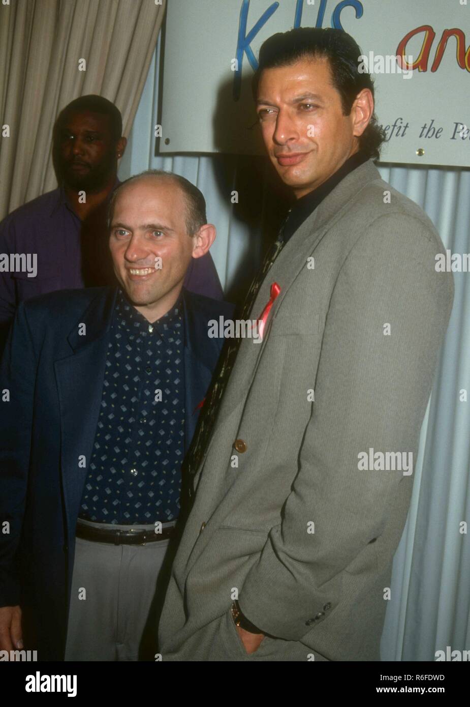 WEST HOLLYWOOD, CA - le 23 mars : l'Acteur Armin Shimerman et l'acteur Jeff Goldblum assister à la conférence de presse pour annoncer la deuxième RADIO KIIS et Unite Concert-bénéfice le Sida pédiatrique le 23 mars 1993 à l'hôtel Bel âge de West Hollywood, Californie. Photo de Barry King/Alamy Stock Photo Banque D'Images