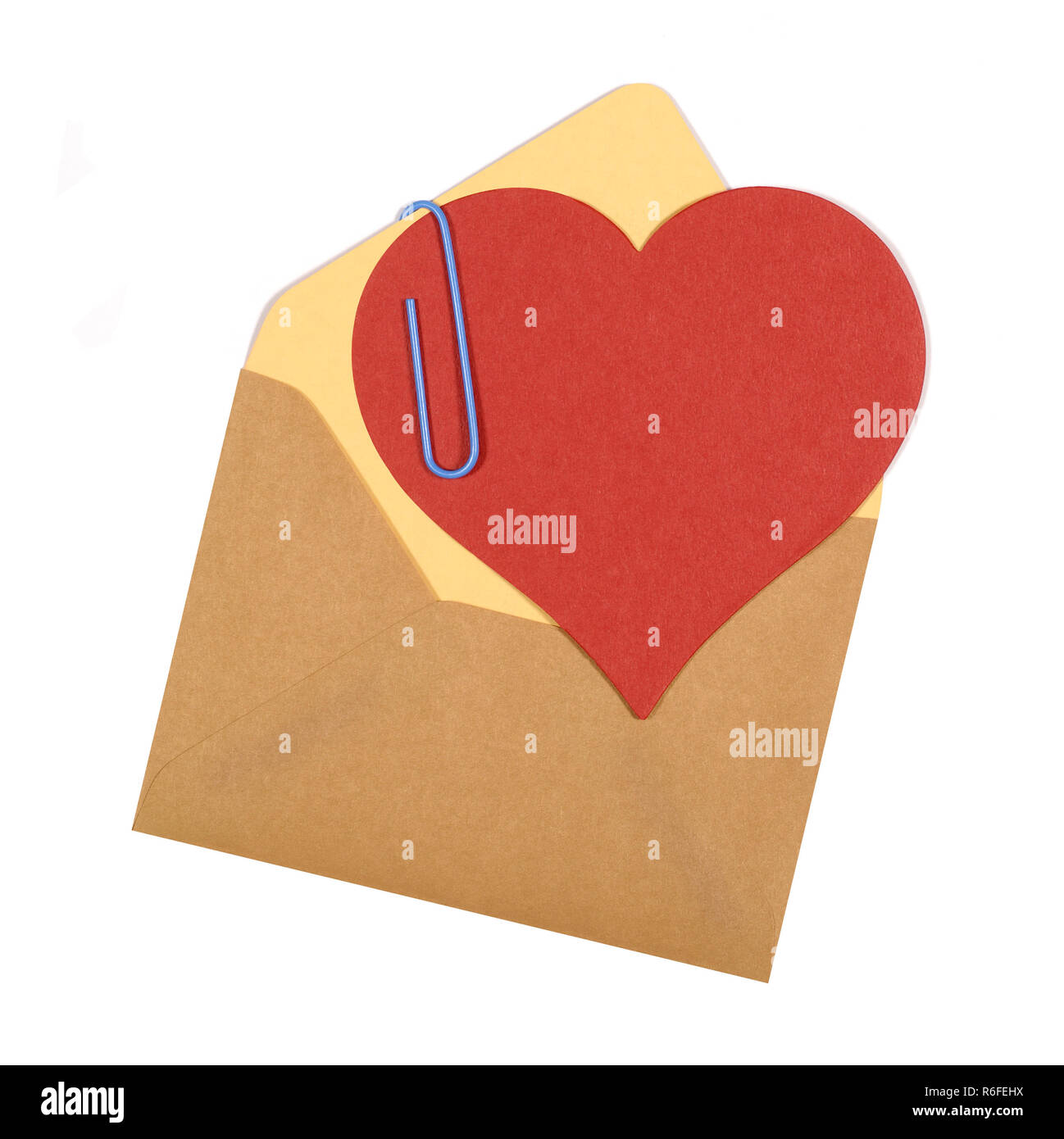 Enveloppe brune avec du papier rouge coeur. Banque D'Images