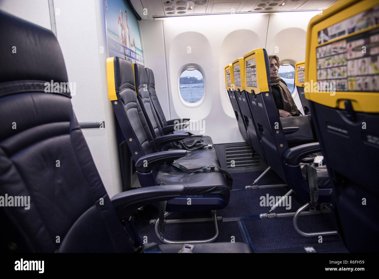 Le nouveau Boeing Sky Interior cabin de Ryanair. l'avion est un Boeing 737-800 spécifiquement un Boeing 737 Next Gen ou 737-8COMME(WL) avec l'inscription EI-FZL. Ryanair est un transporteur à faibles coûts basée à l'aéroport de Dublin, Irlande. Banque D'Images