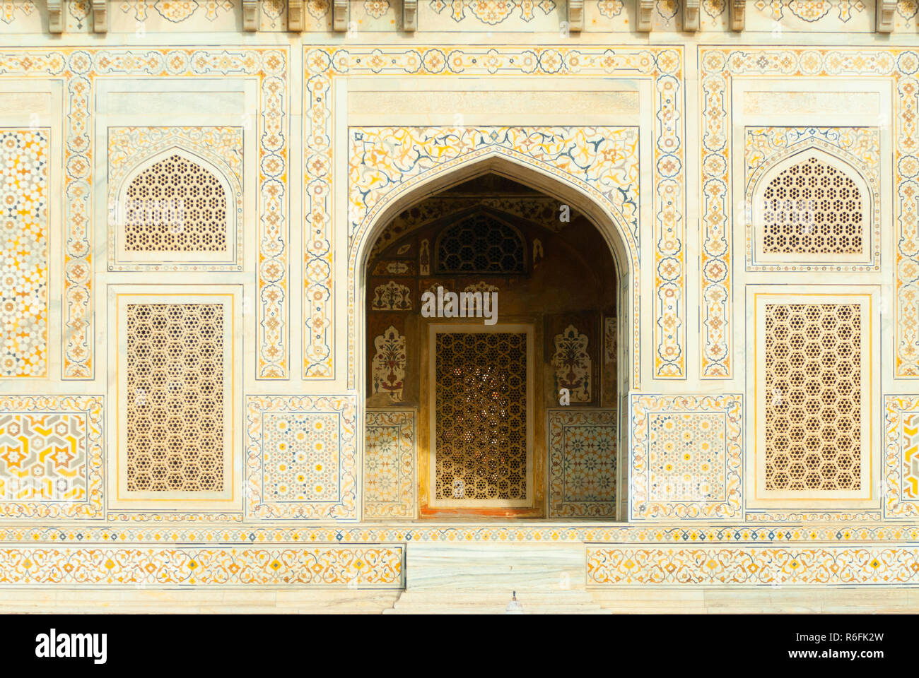 La porte et les fenêtres de l'écran en marbre blanc orné (Tombeau Moghol Itmad-Ud-Daulah'S) Aussi appelé Baby Taj Mahal à Agra, Inde Banque D'Images